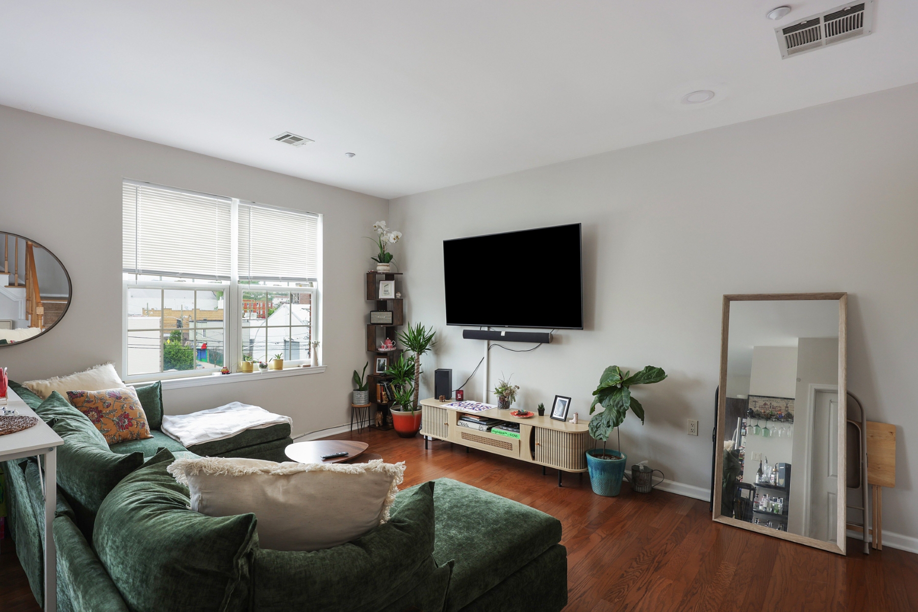  ?JC Heights? Multifloor Condominum Offers Open Concept Layout - 物件實景