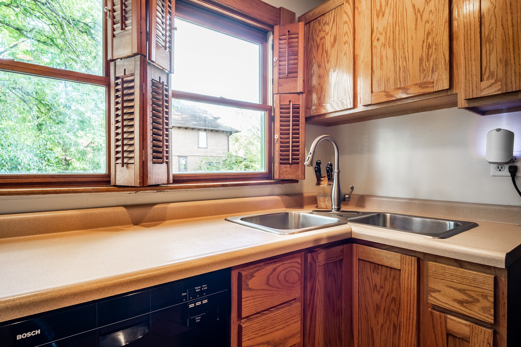  Charming Indianapolis Home with Stained Woodwork and Hardwood Floors - 物件實景