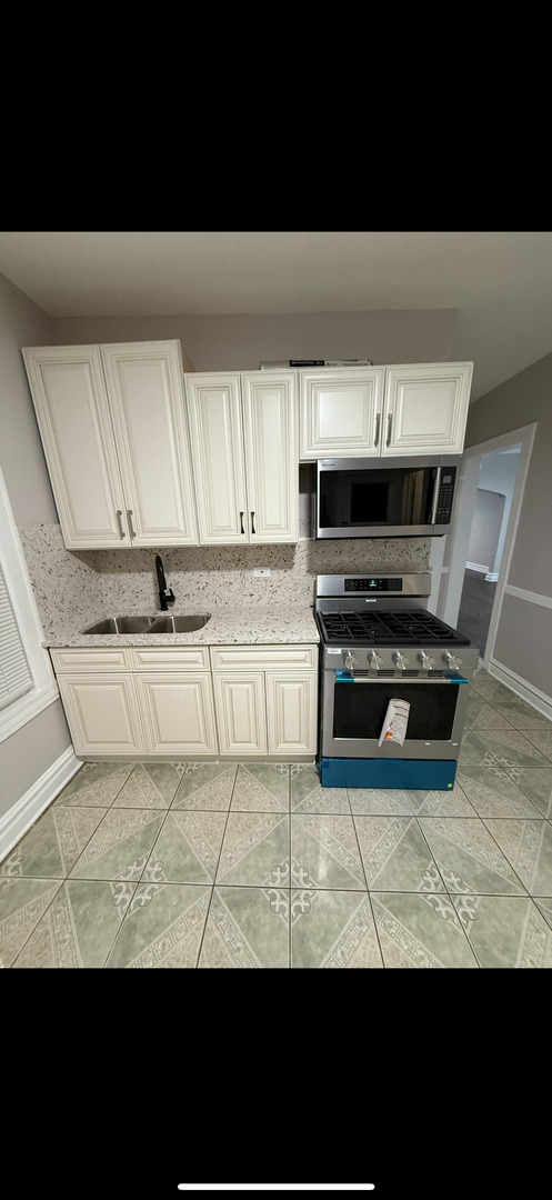 Chicago, Illinois, 60625, United States, 6 Bedrooms Bedrooms, ,Residential,For Sale,2006244