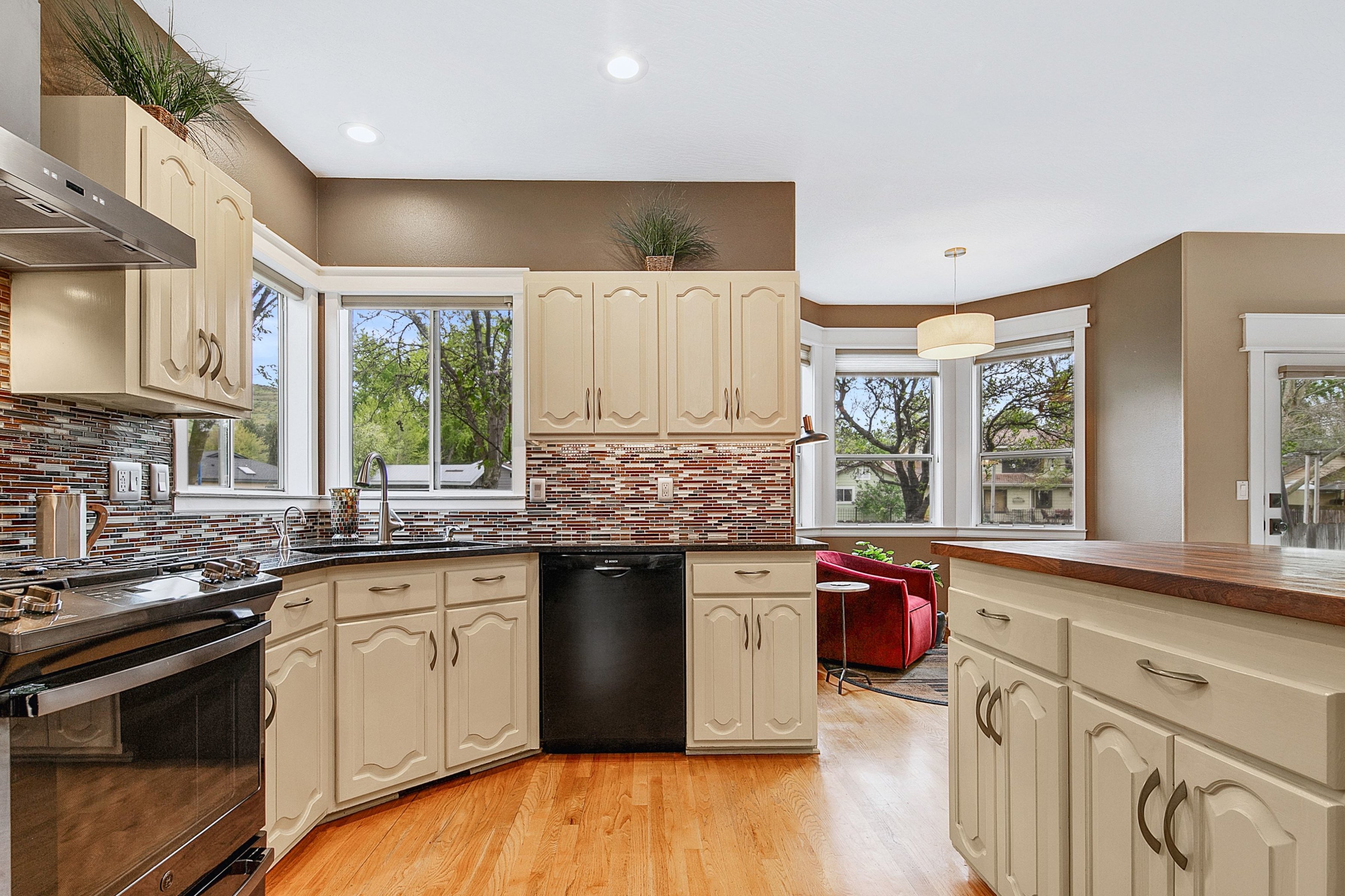  Spacious Updated Home Backs To Park With Scenic Foothills Views - 物件實景