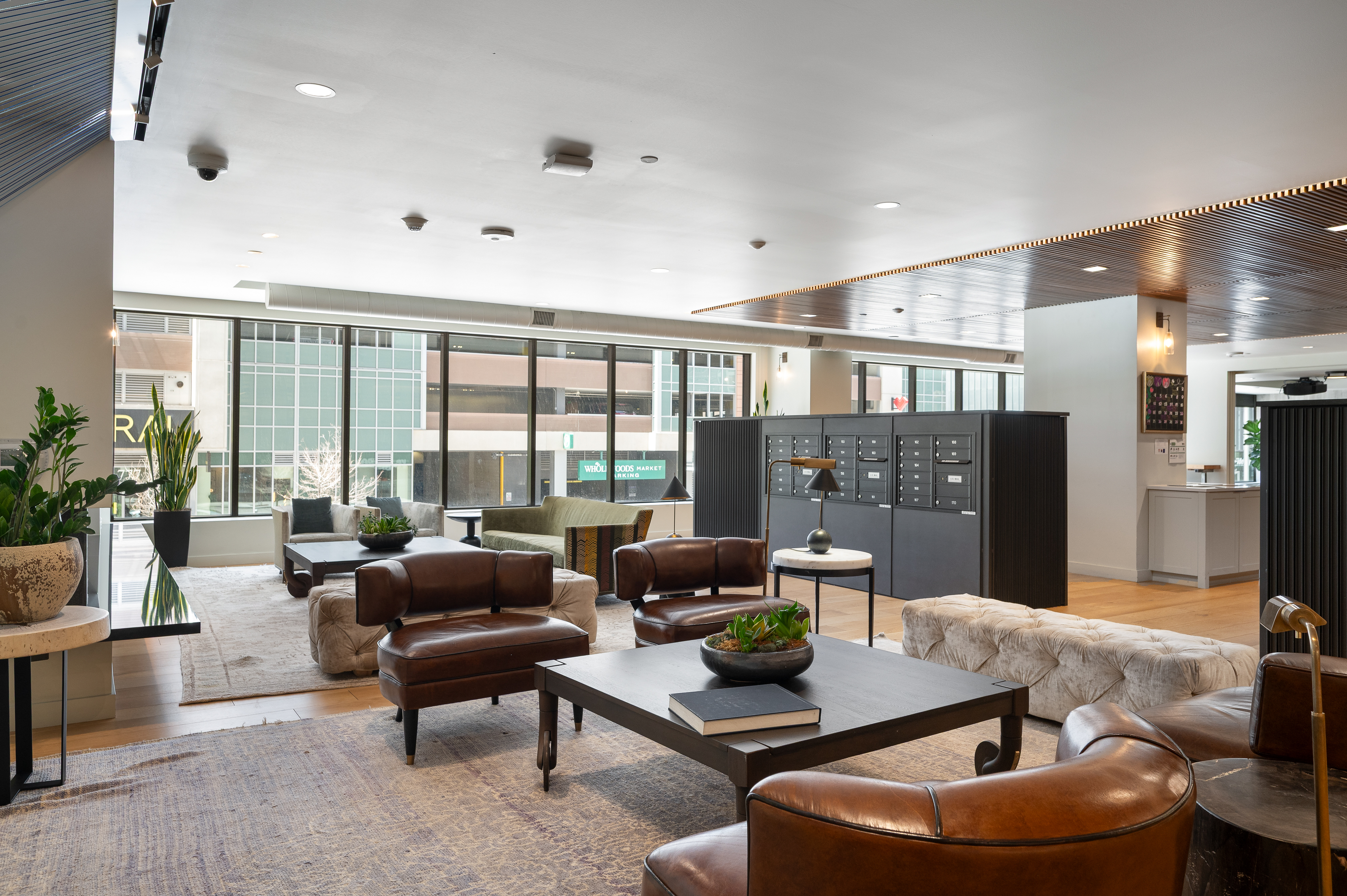  Ideal Downtown Location With Open Floorplan - 物件實景