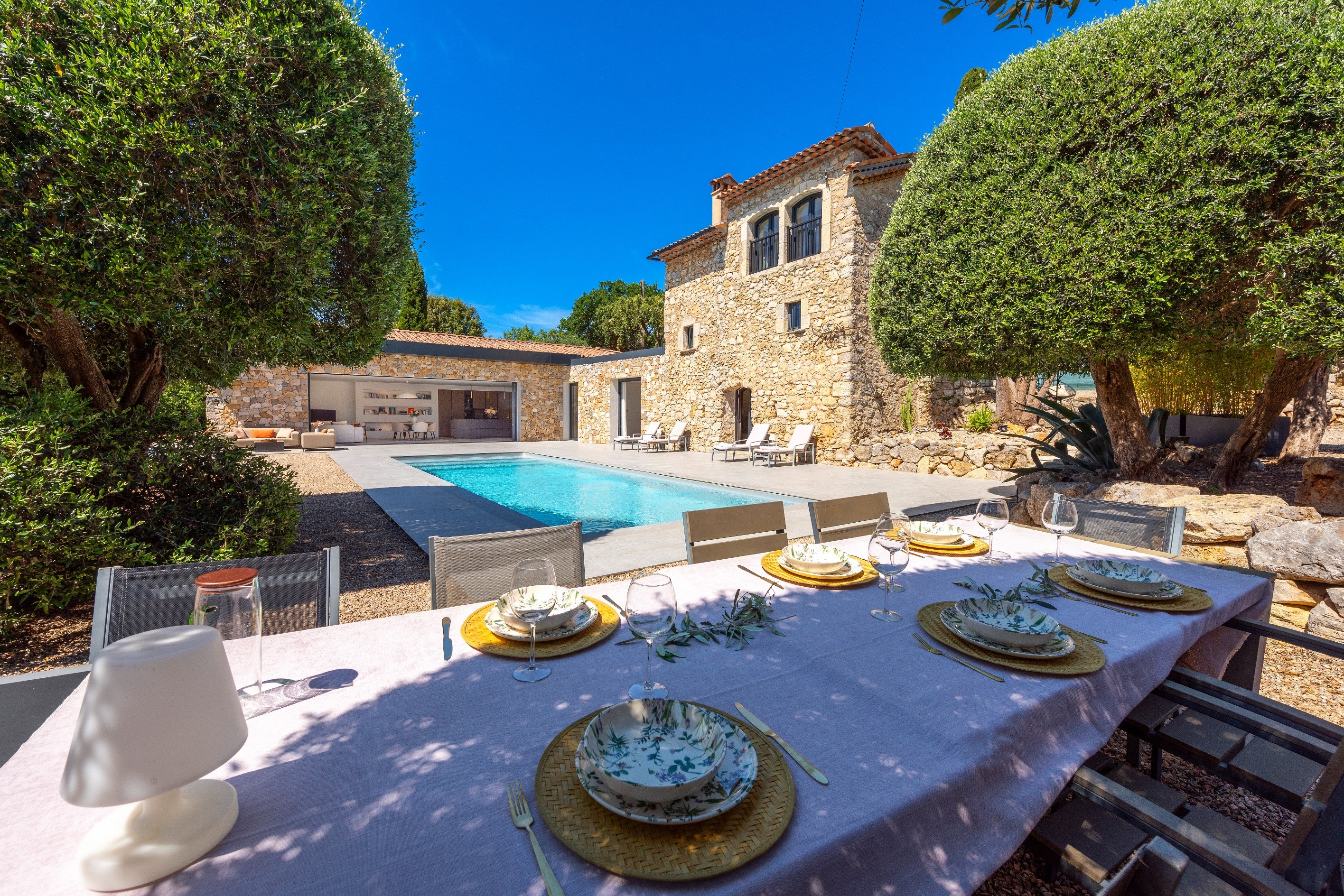  French Riviera estate combining modern architecture and historic stone charm - 物件實景