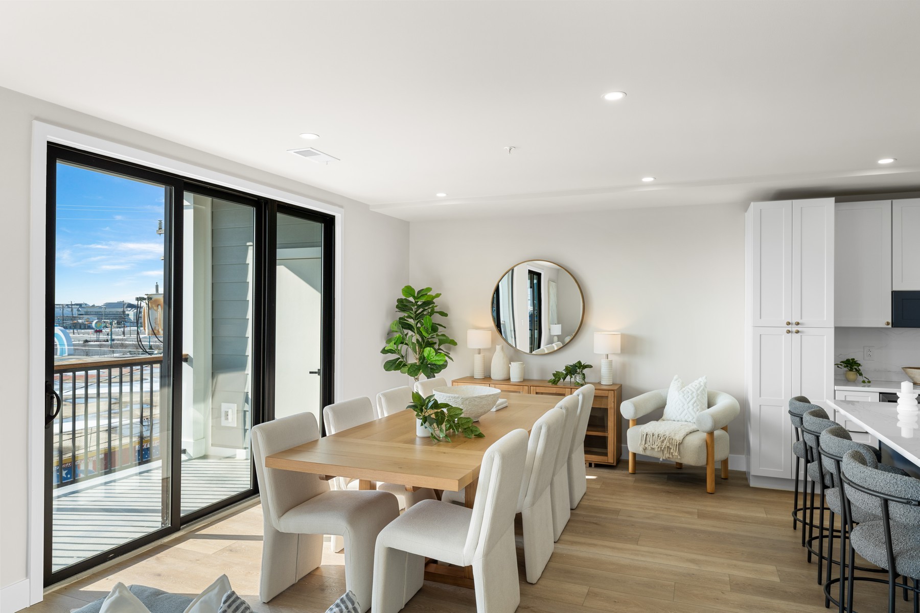  323 E Oak Avenue Unit 201 - 物件實景