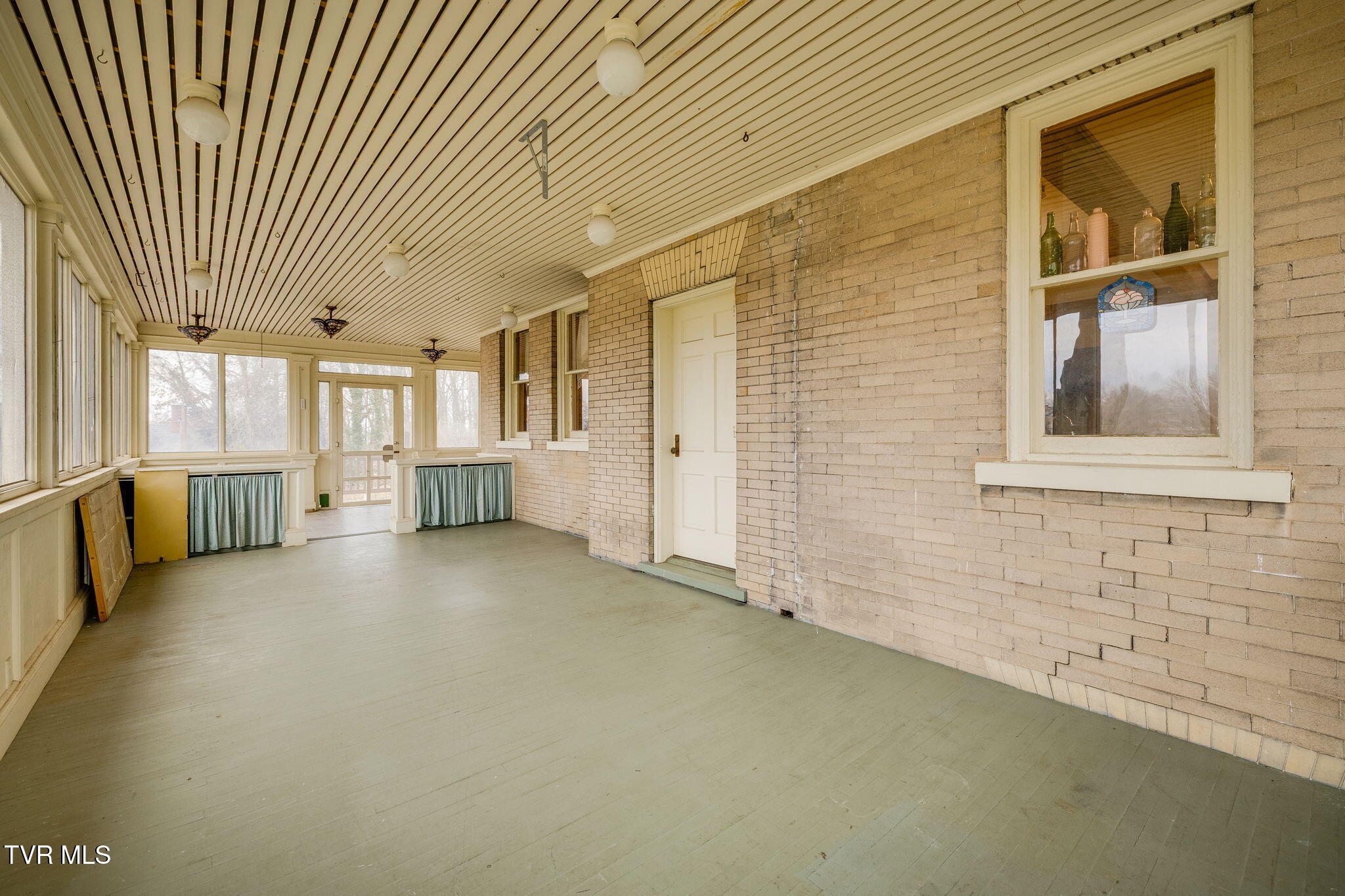 Bristol, Tennessee, 37620, United States, 4 Bedrooms Bedrooms, ,5 BathroomsBathrooms,Residential,For Sale,2005262