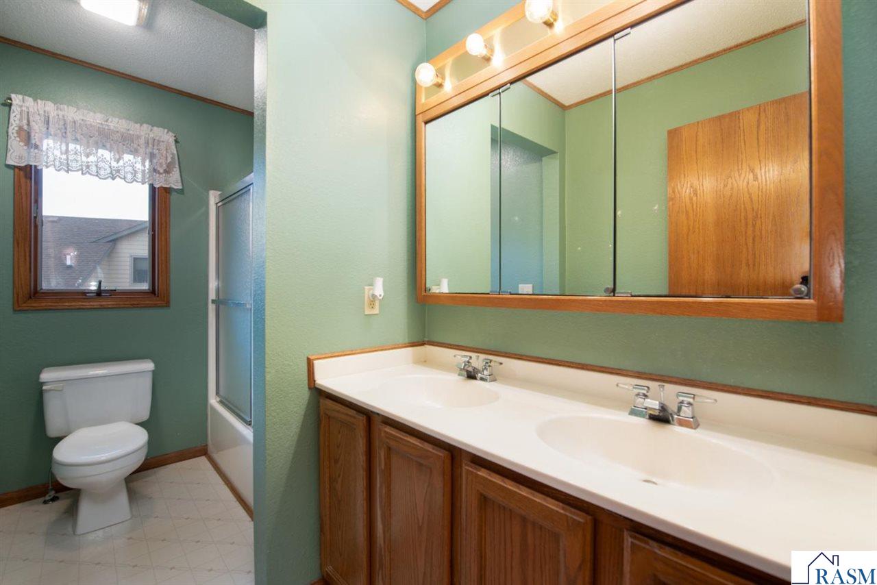 North Mankato, Minnesota, 56003, United States, 5 Bedrooms Bedrooms, ,3 BathroomsBathrooms,Residential,For Sale,1998081