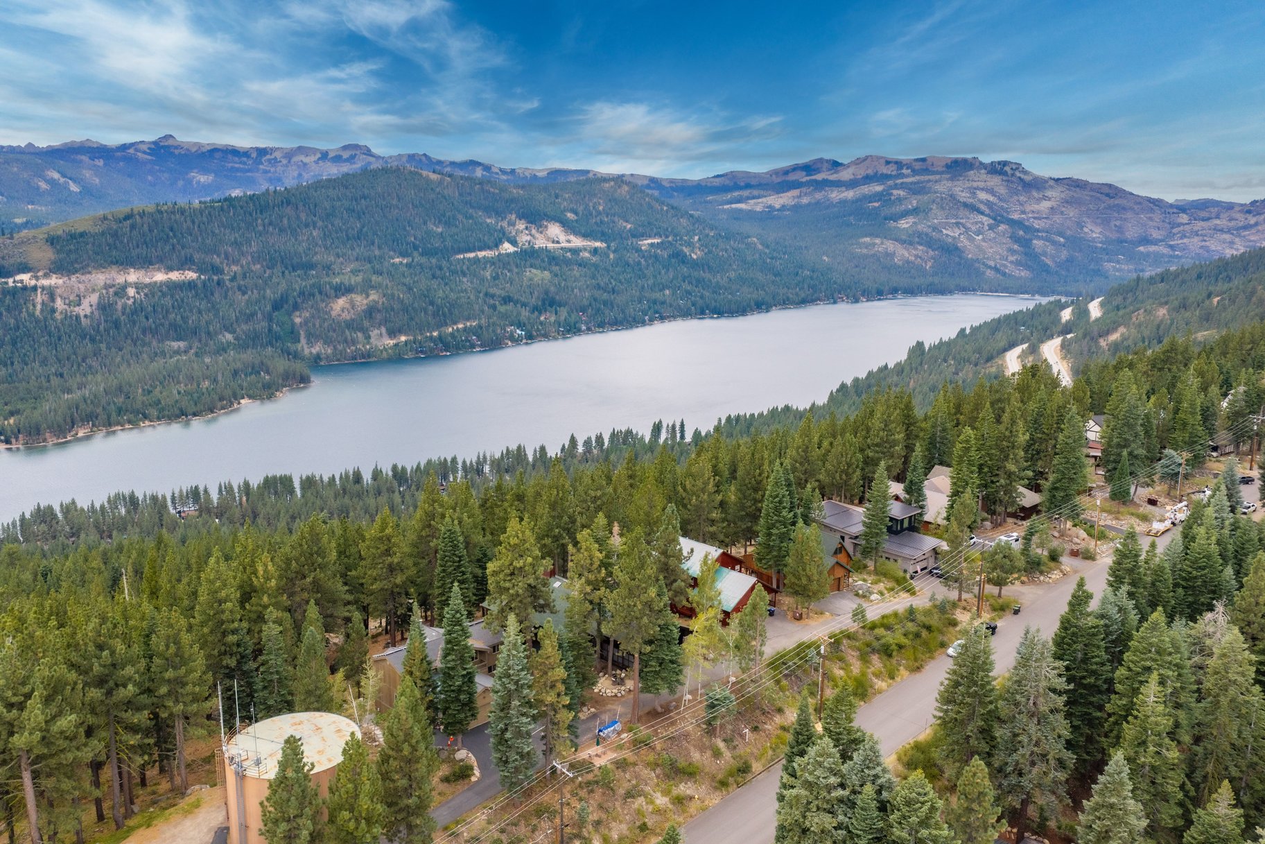  Views of Donner Lake with Donner Lake Rim Trail in Backyard - 物件實景