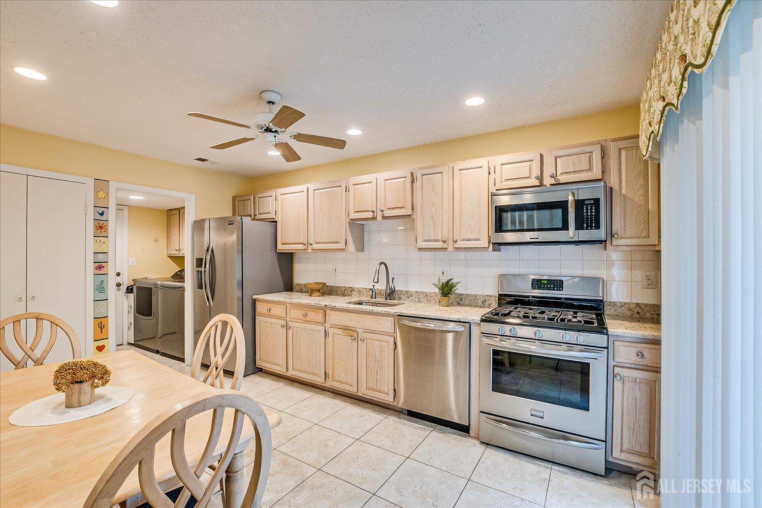 Edison, New Jersey, 08820, United States, 2 Bedrooms Bedrooms, ,3 BathroomsBathrooms,Residential,For Sale,1991890