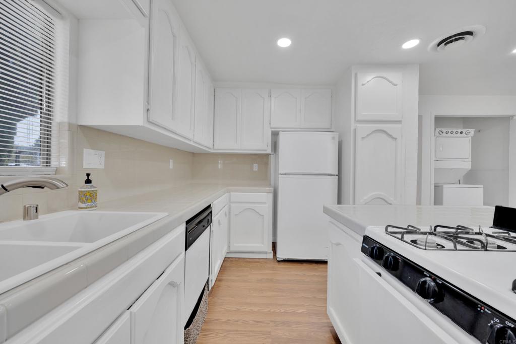 Spring Valley, California, 91977, United States, 6 Bedrooms Bedrooms, ,4 BathroomsBathrooms,Residential,For Sale,1996017