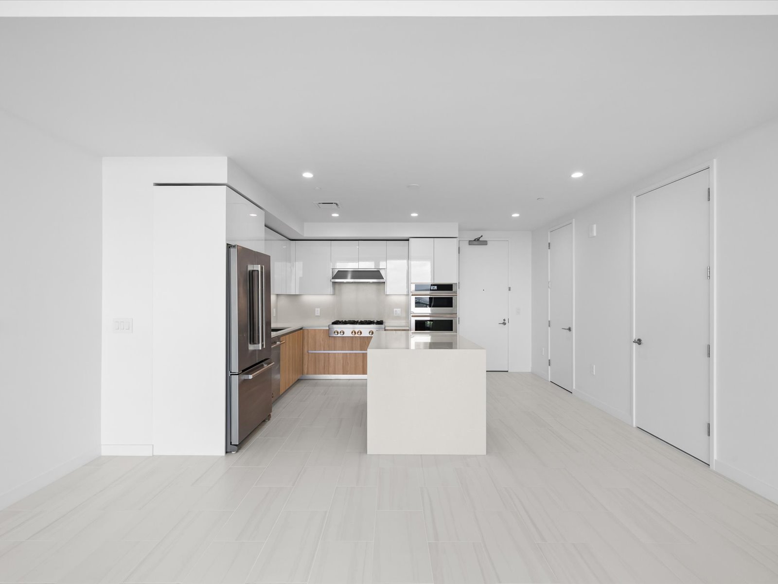 ST Petersburg, Florida, 33701, United States, 2 Bedrooms Bedrooms, ,3 BathroomsBathrooms,Residential,For Sale,2049072