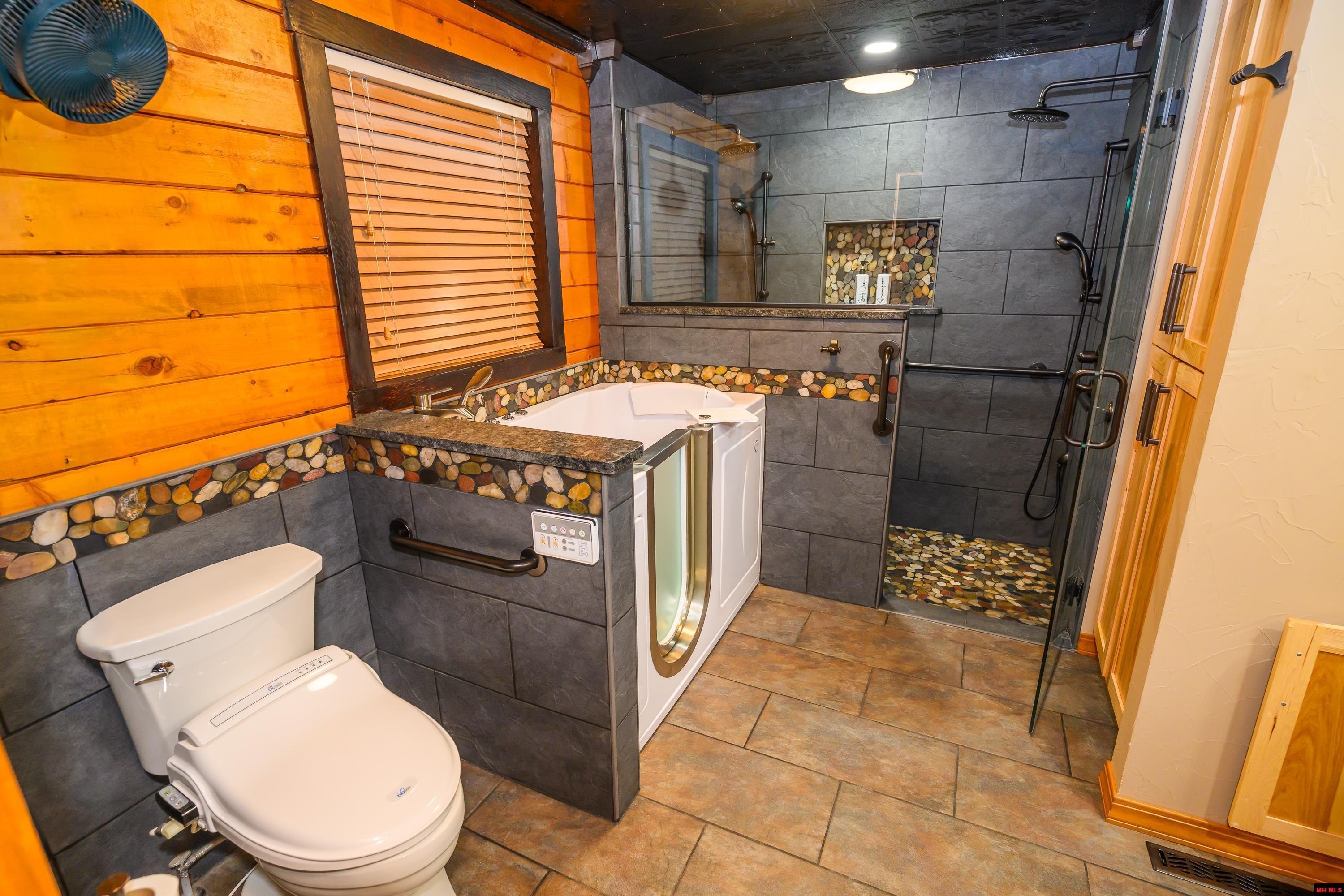 Mountain Home, Arkansas, 72653, United States, 2 Bedrooms Bedrooms, ,3 BathroomsBathrooms,Residential,For Sale,2009104