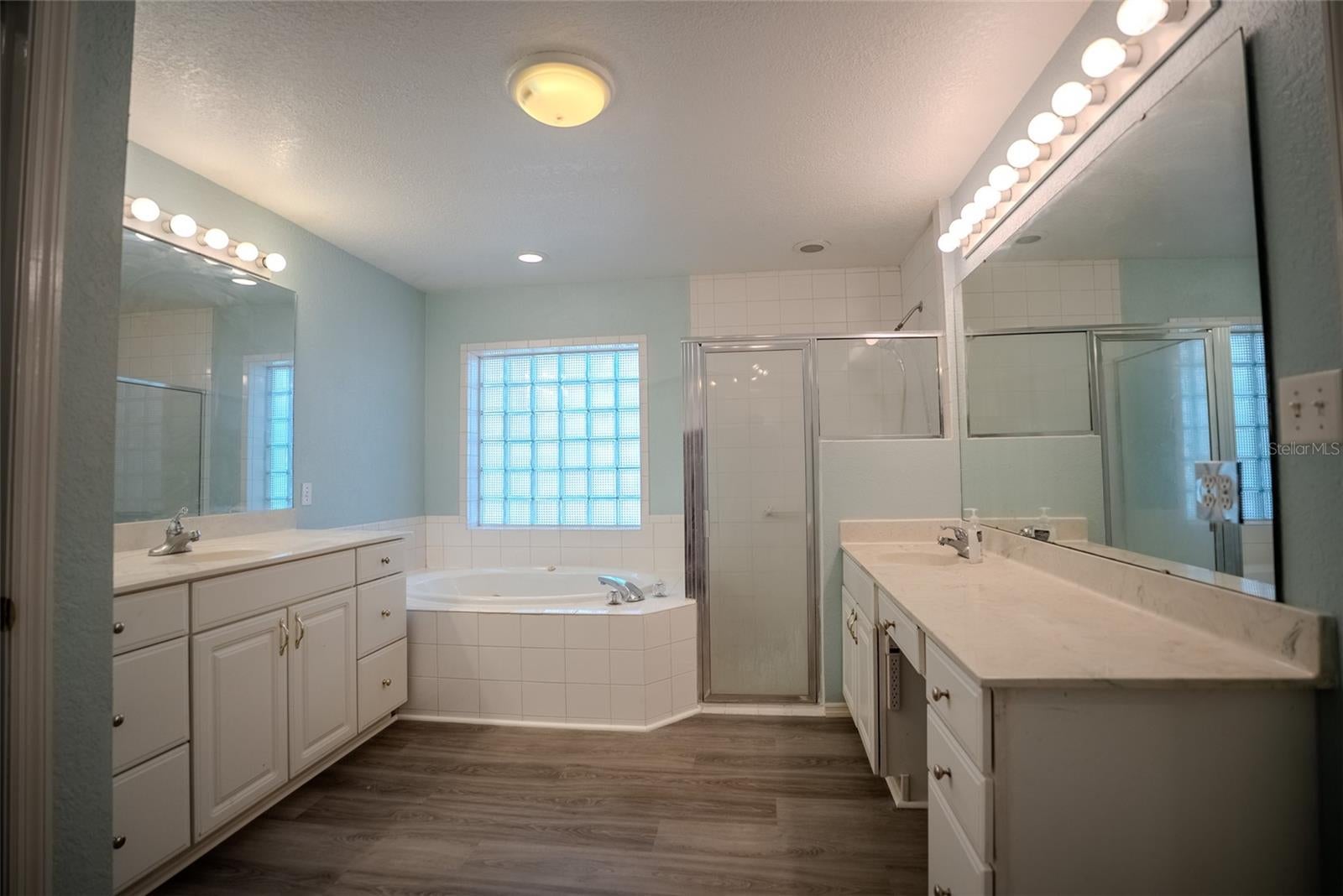 LADY LAKE, Florida, 32159, United States, 5 Bedrooms Bedrooms, ,3 BathroomsBathrooms,Residential,For Sale,1850305