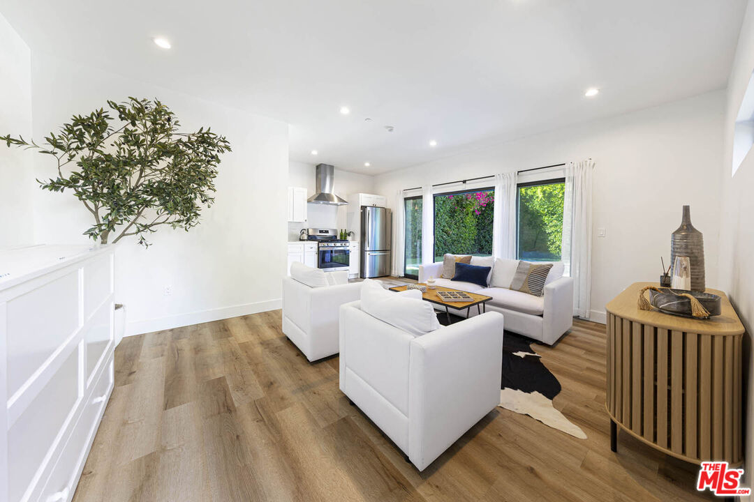 Los Angeles, California, 90048, United States, 4 Bedrooms Bedrooms, ,2 BathroomsBathrooms,Residential,For Sale,1962418