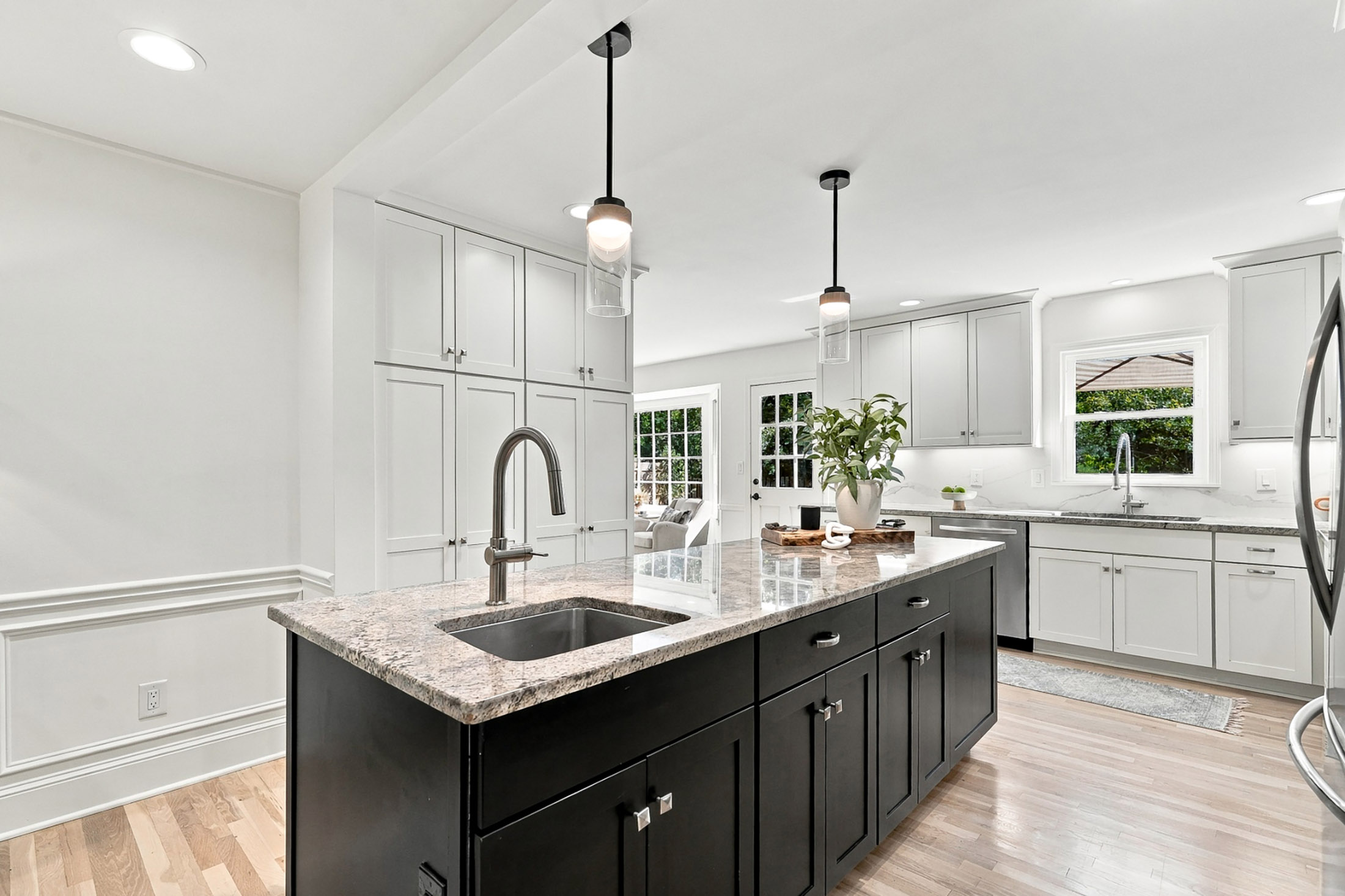  Classic Colonial Charm Meets Beautifully Updated Interiors - 物件實景