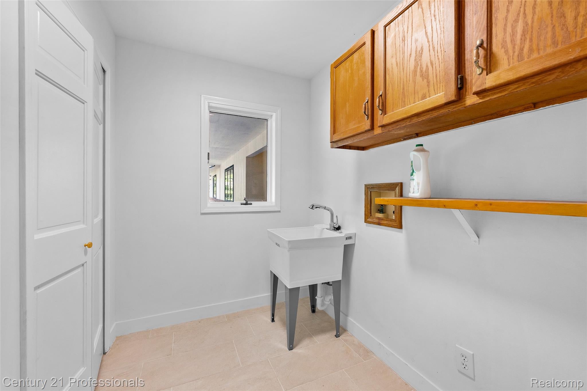 Davisburg, Michigan, 48350, United States, 5 Bedrooms Bedrooms, ,4 BathroomsBathrooms,Residential,For Sale,1982233