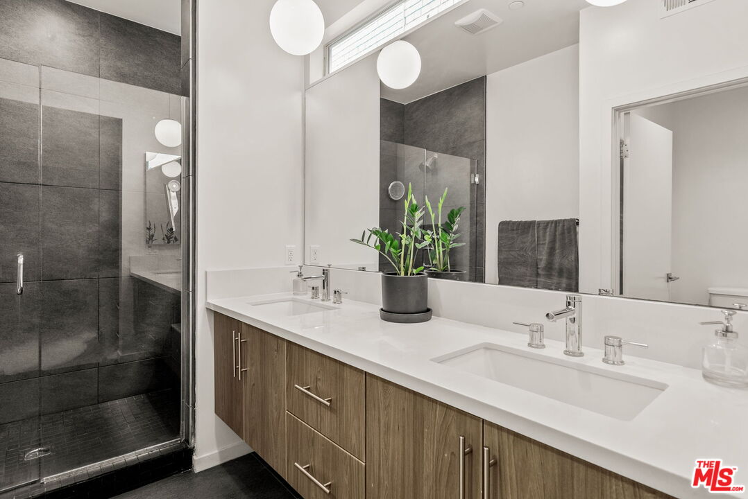 Los Angeles, California, 90026, United States, 3 Bedrooms Bedrooms, ,4 BathroomsBathrooms,Residential,For Sale,1829395