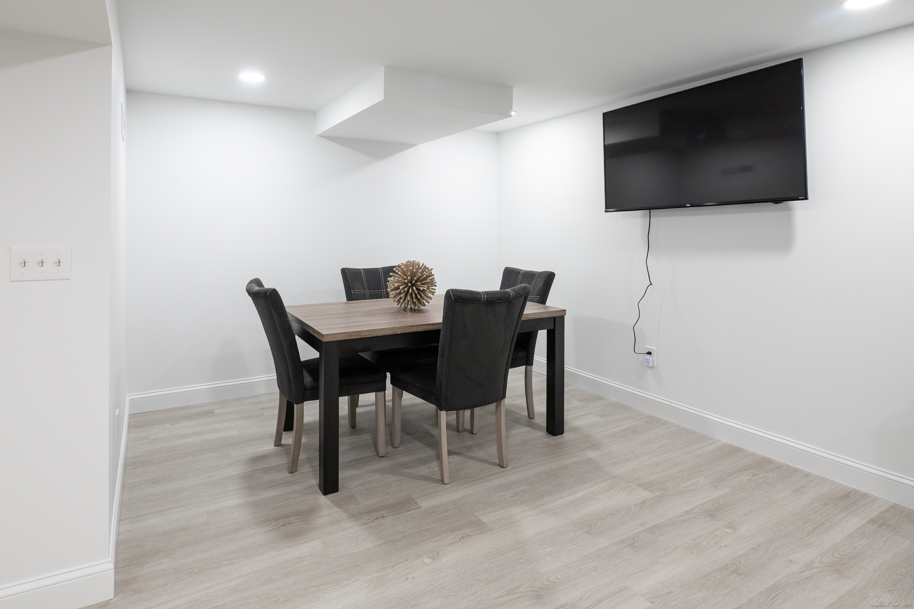 Branford, Connecticut, 06405, United States, 4 Bedrooms Bedrooms, ,4 BathroomsBathrooms,Residential,For Sale,2000721