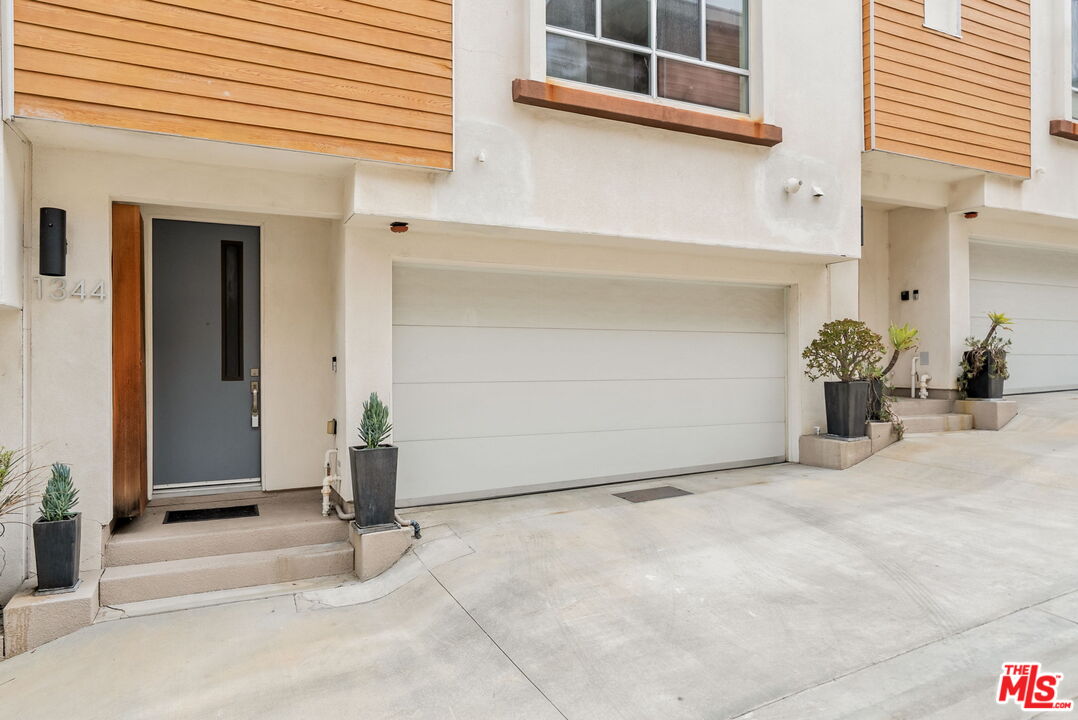 Los Angeles, California, 90026, United States, 3 Bedrooms Bedrooms, ,4 BathroomsBathrooms,Residential,For Sale,1829395