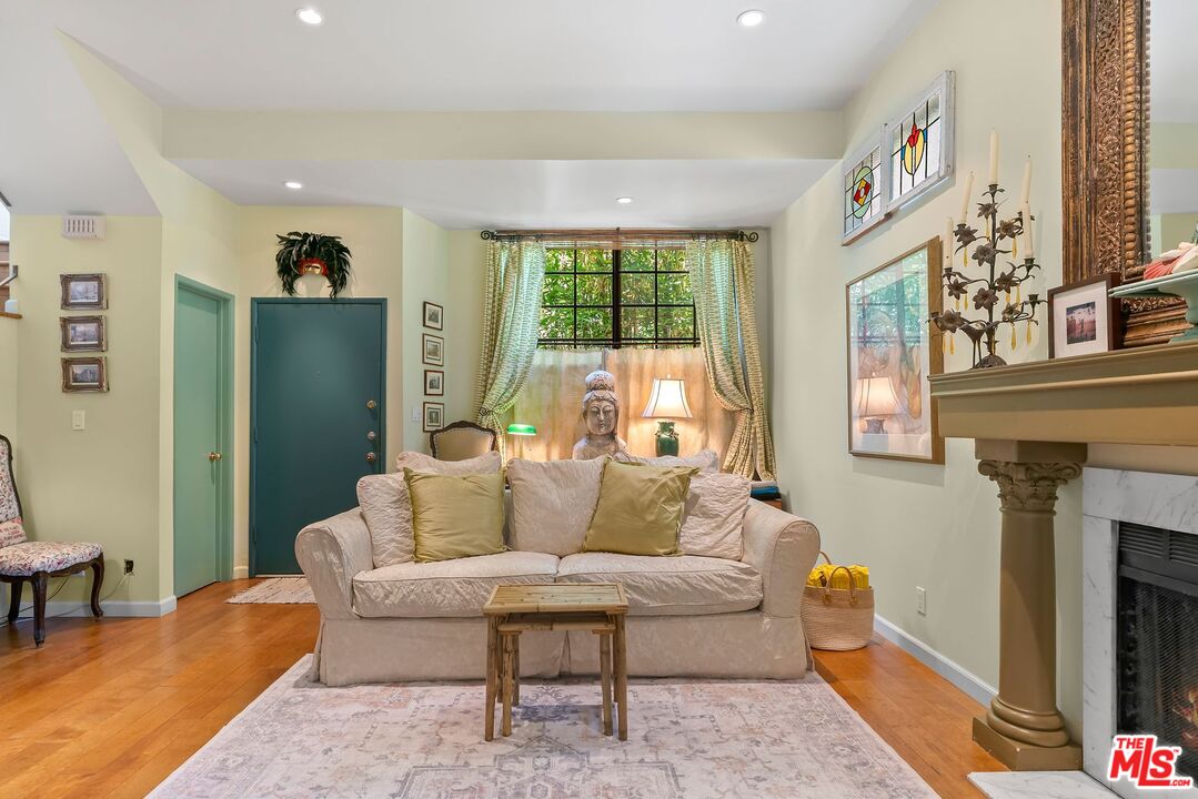 West Hollywood, California, 90069, United States, 2 Bedrooms Bedrooms, ,3 BathroomsBathrooms,Residential,For Sale,1896709