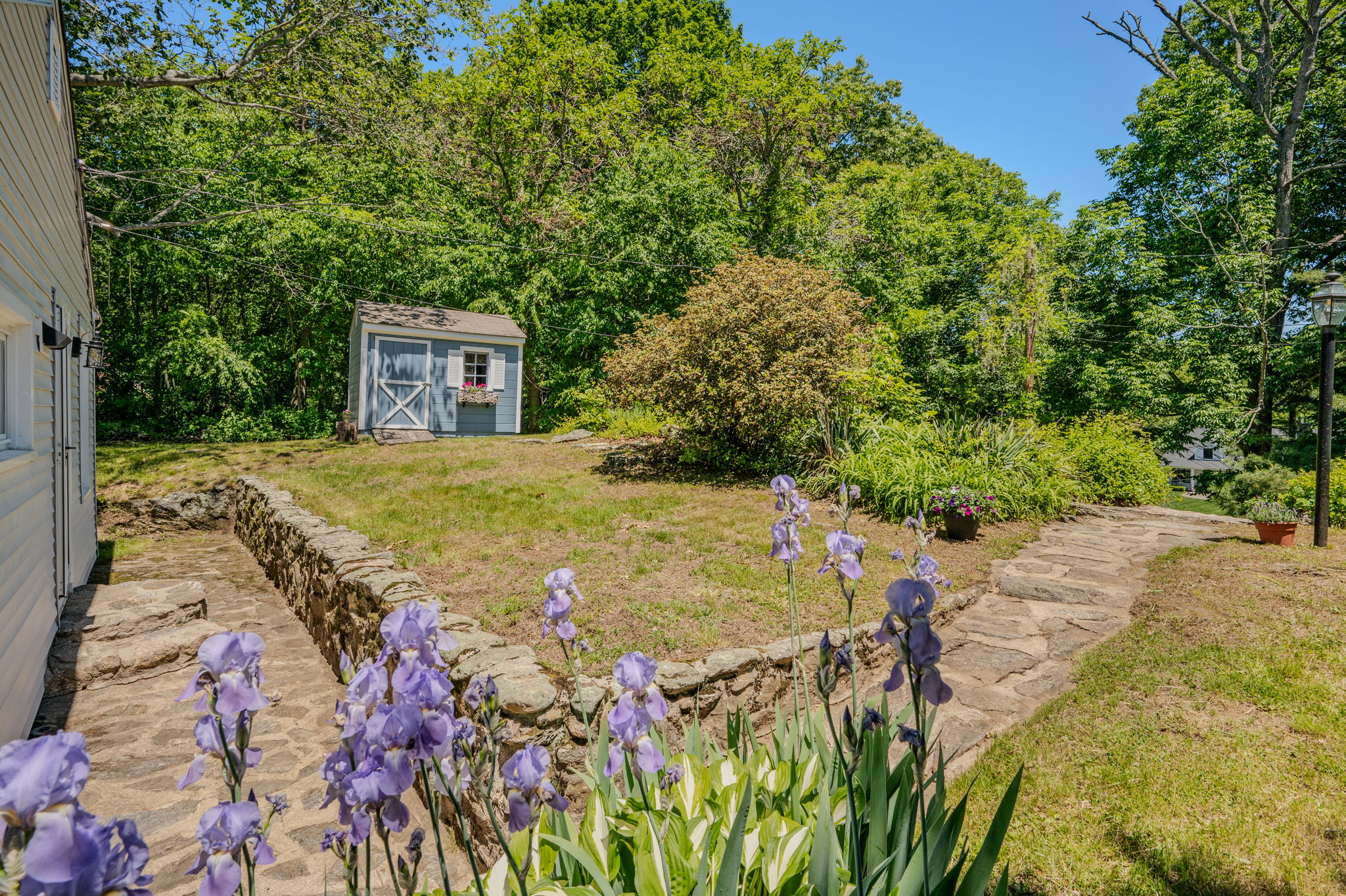  Find privacy and charm in this beautifully updated Waterford home. - 物件實景