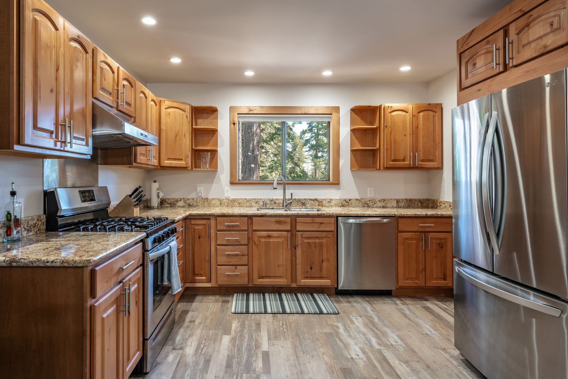  Loved and Cared For West Shore Home with Large Detached Garage and ADU Potential - 物件實景
