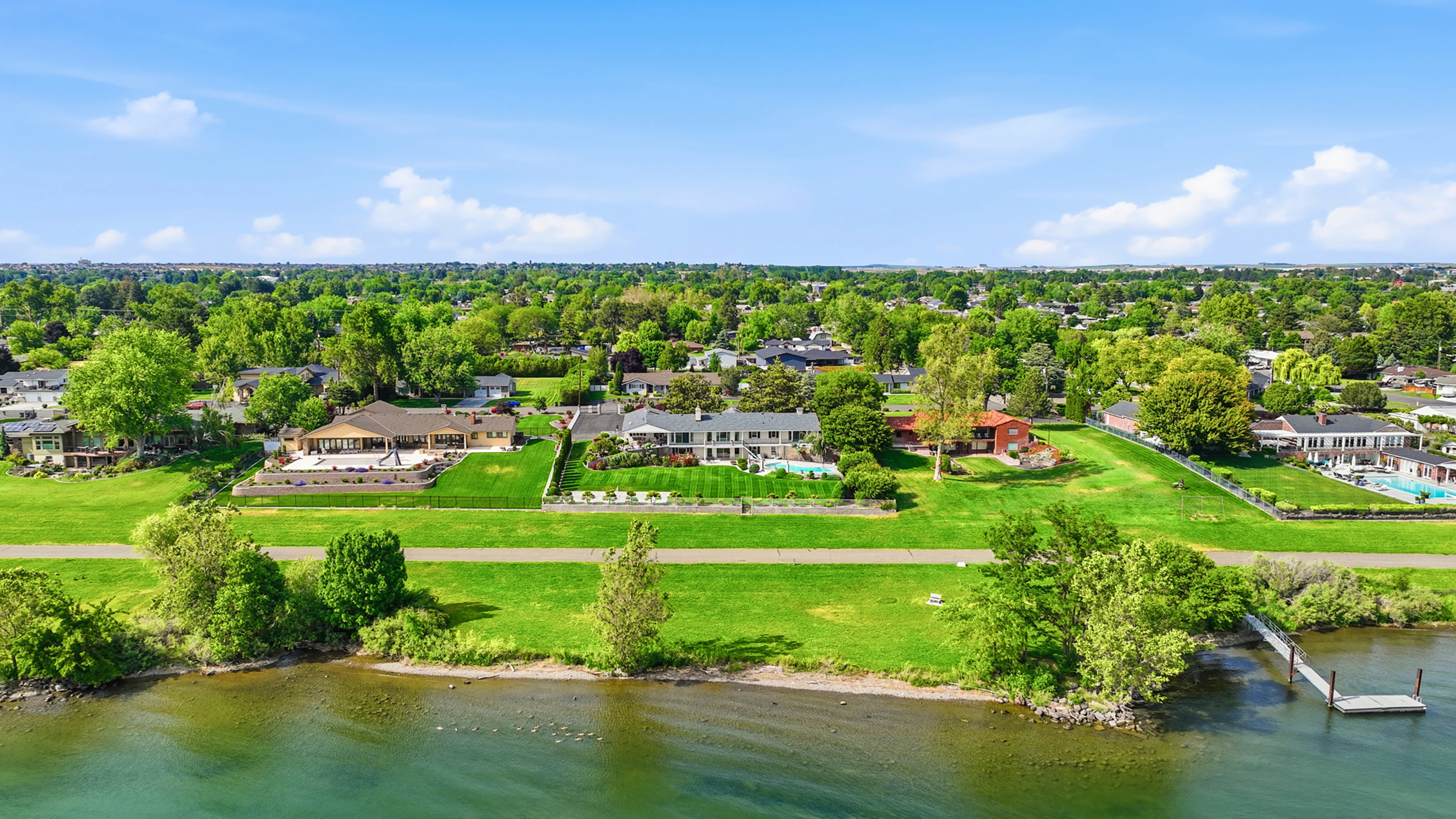  Prime Columbia River Frontage, Pool, large lot - 物件實景
