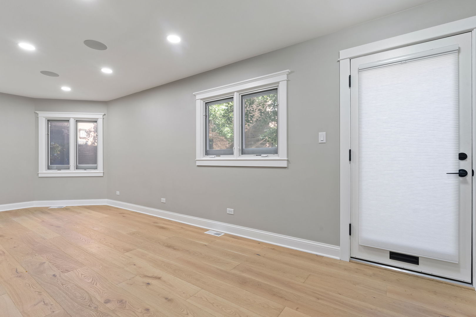 Chicago, Illinois, 60614, United States, 3 Bedrooms Bedrooms, ,2 BathroomsBathrooms,Residential,For Sale,1988953