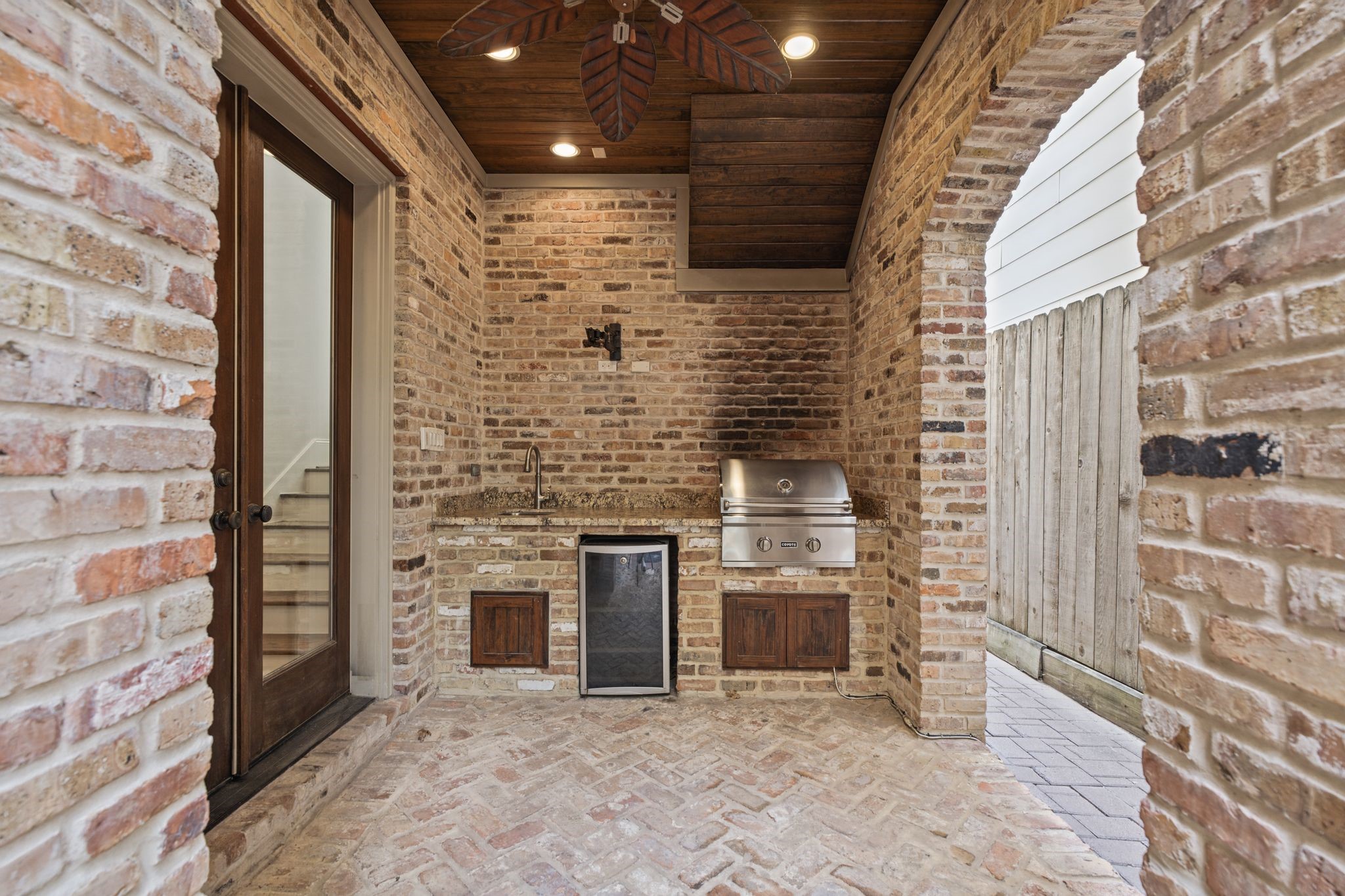  4122 Floyd Street A - 物件實景