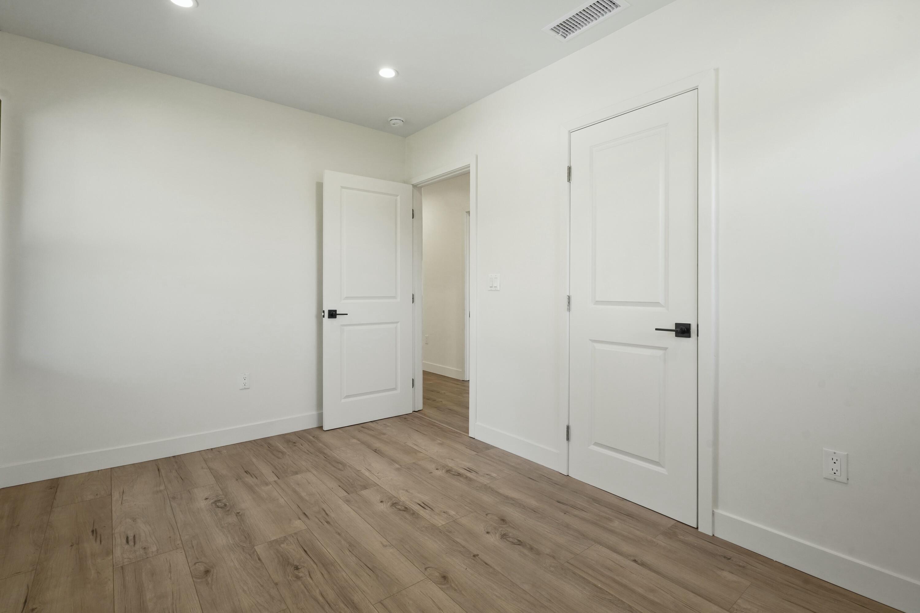 Los Angeles, California, 90007, United States, 5 Bedrooms Bedrooms, ,3 BathroomsBathrooms,Residential,For Sale,1979563