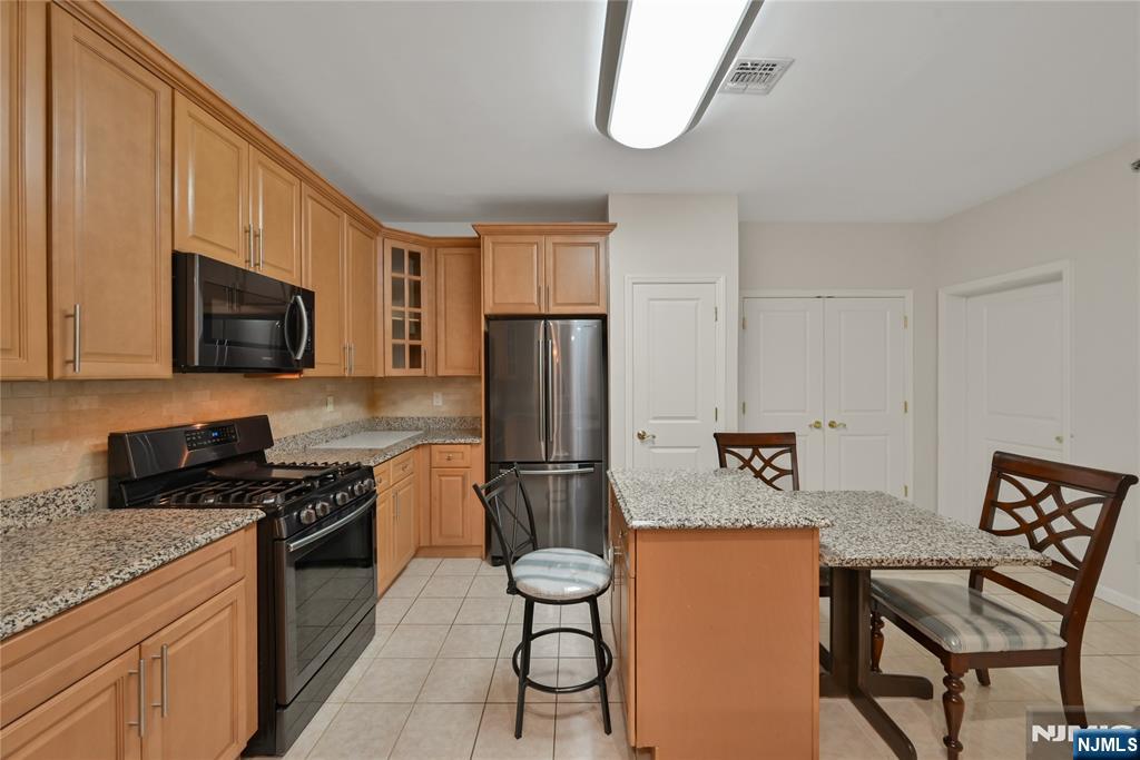 Rochelle Park, New Jersey, 07662, United States, 2 Bedrooms Bedrooms, ,3 BathroomsBathrooms,Residential,For Sale,1906079