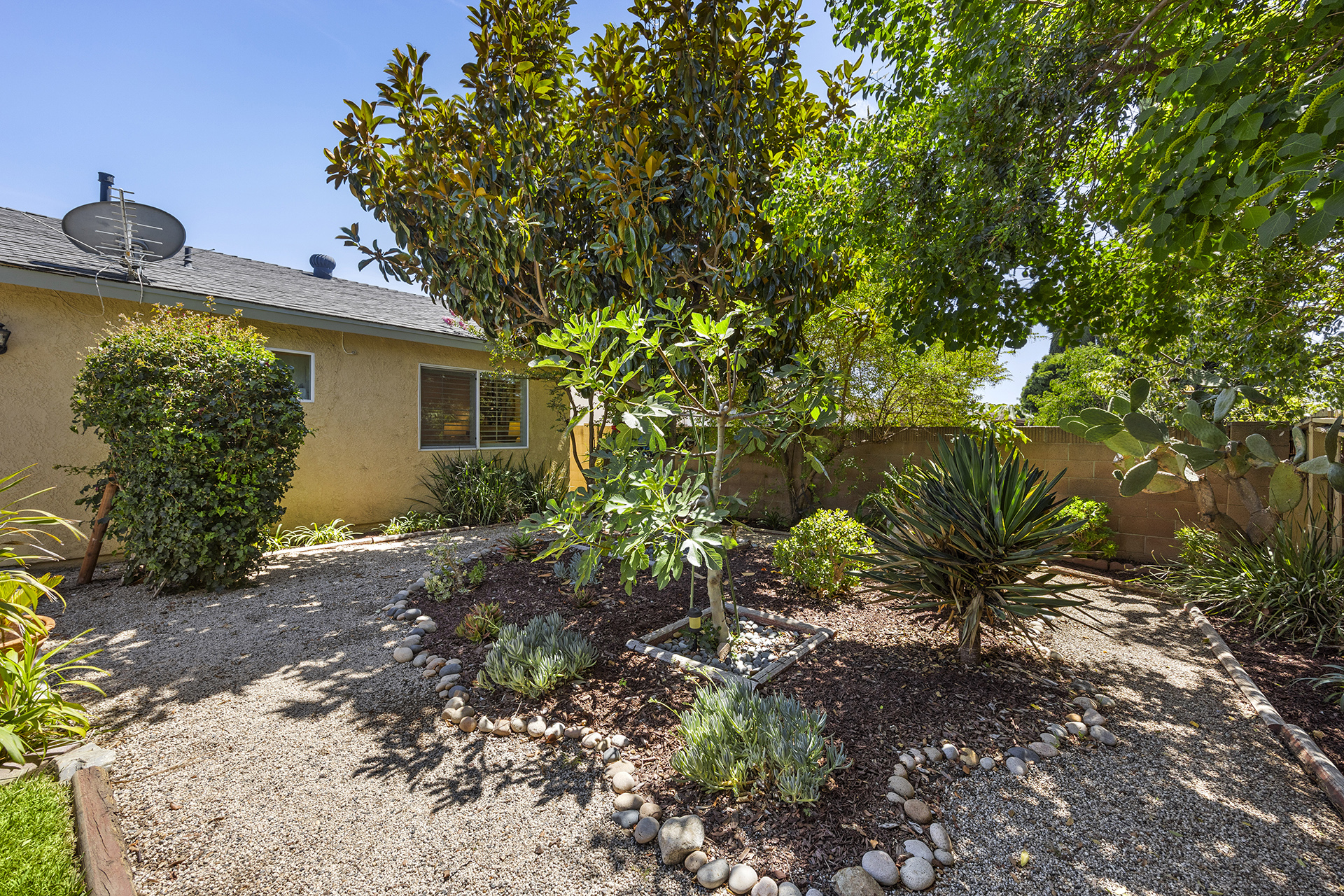 Anaheim, California, 92807, United States, 3 Bedrooms Bedrooms, ,2 BathroomsBathrooms,Residential,For Sale,1889806