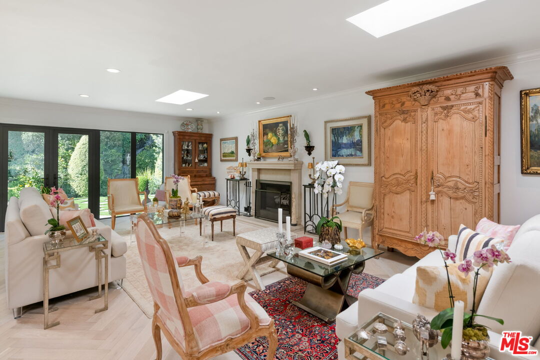 Los Angeles, California, 90049, United States, 4 Bedrooms Bedrooms, ,1 BathroomBathrooms,Residential,For Sale,1991602