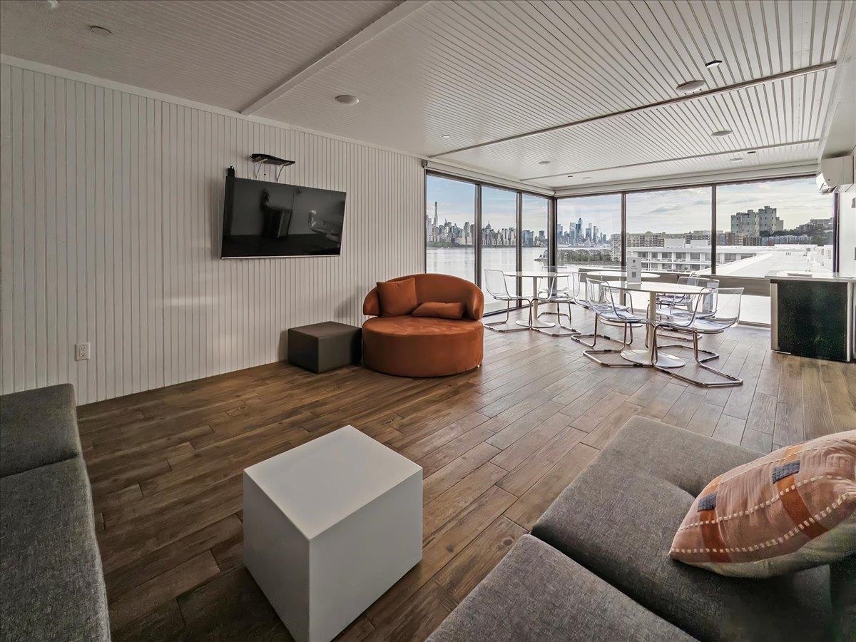 Edgewater, New Jersey, 07020, United States, 2 Bedrooms Bedrooms, ,2 BathroomsBathrooms,Residential,For Sale,1995934