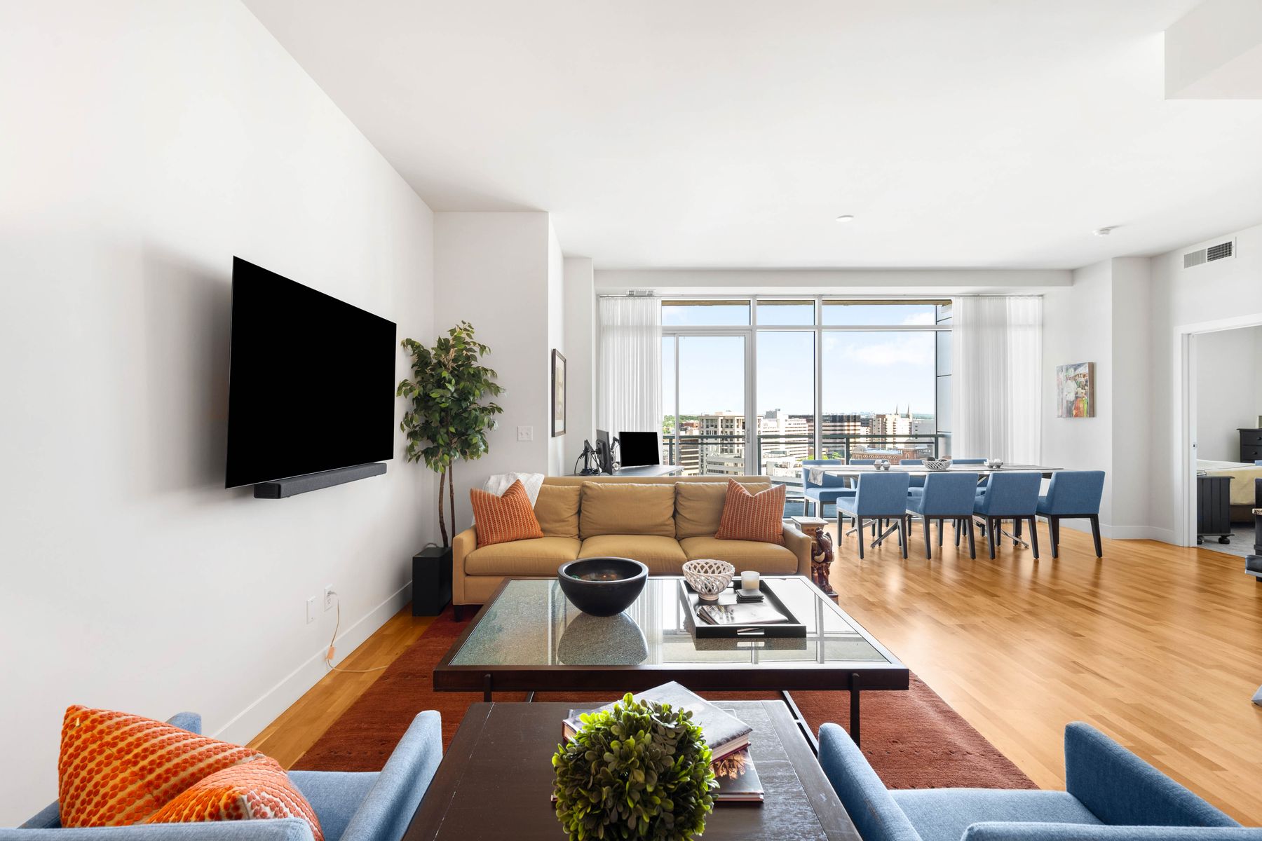  Two Parking Spaces and One of Largest Living/Dining Spaces Downtown - 物件實景