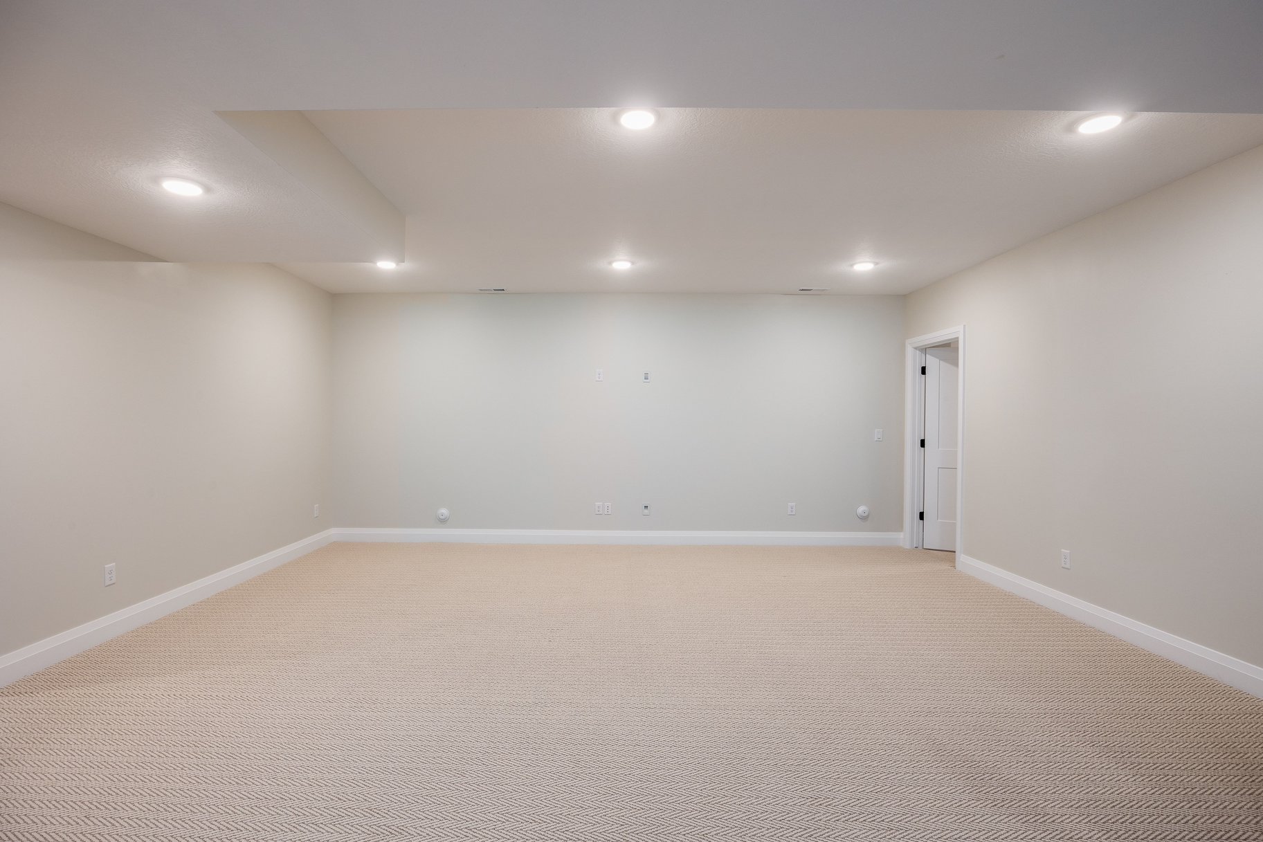  Impeccably Maintained Home with Mountain Views & Four-Car Garage - 物件實景
