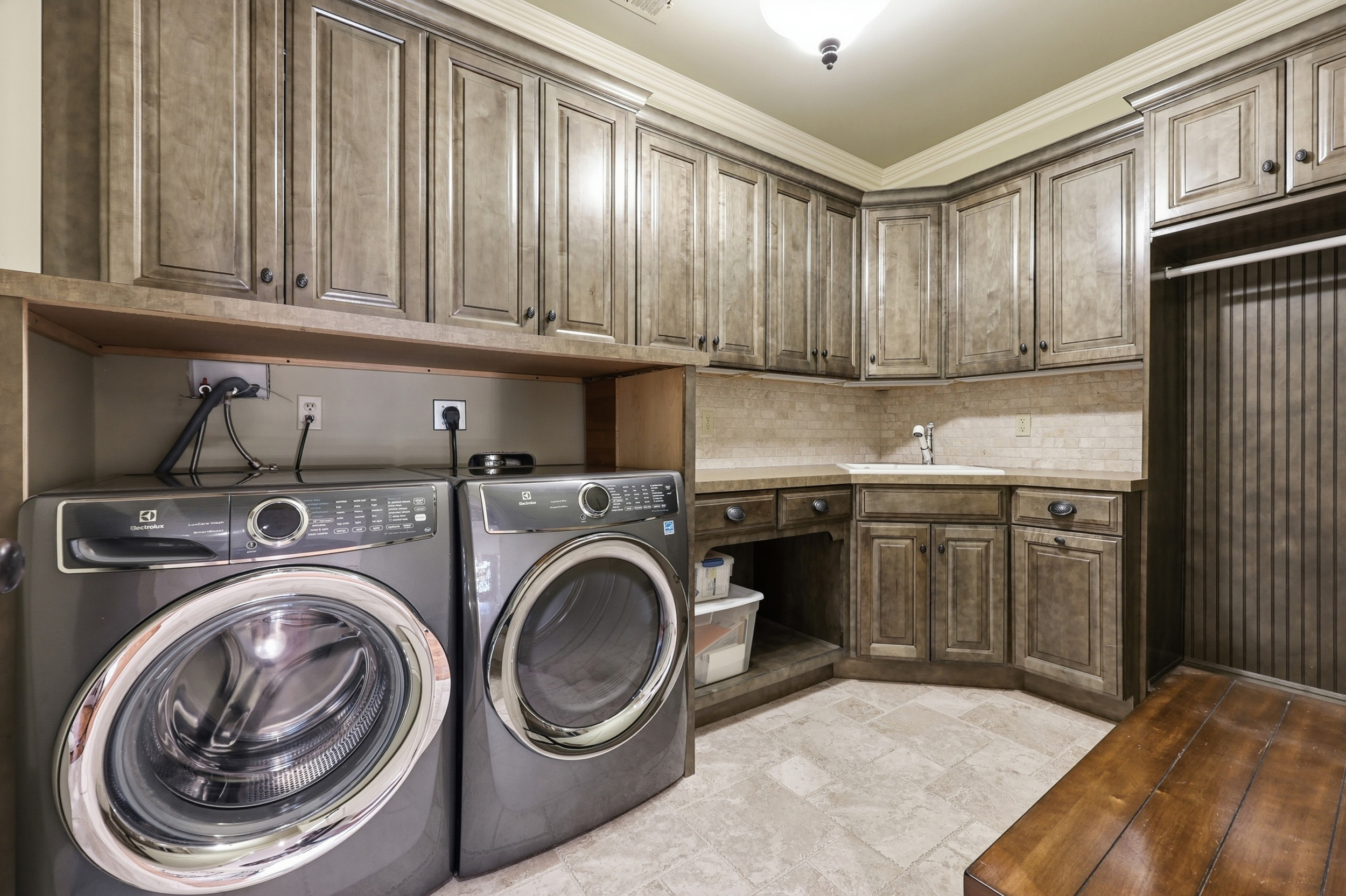  4848 Chelmsbury Lane - 物件實景