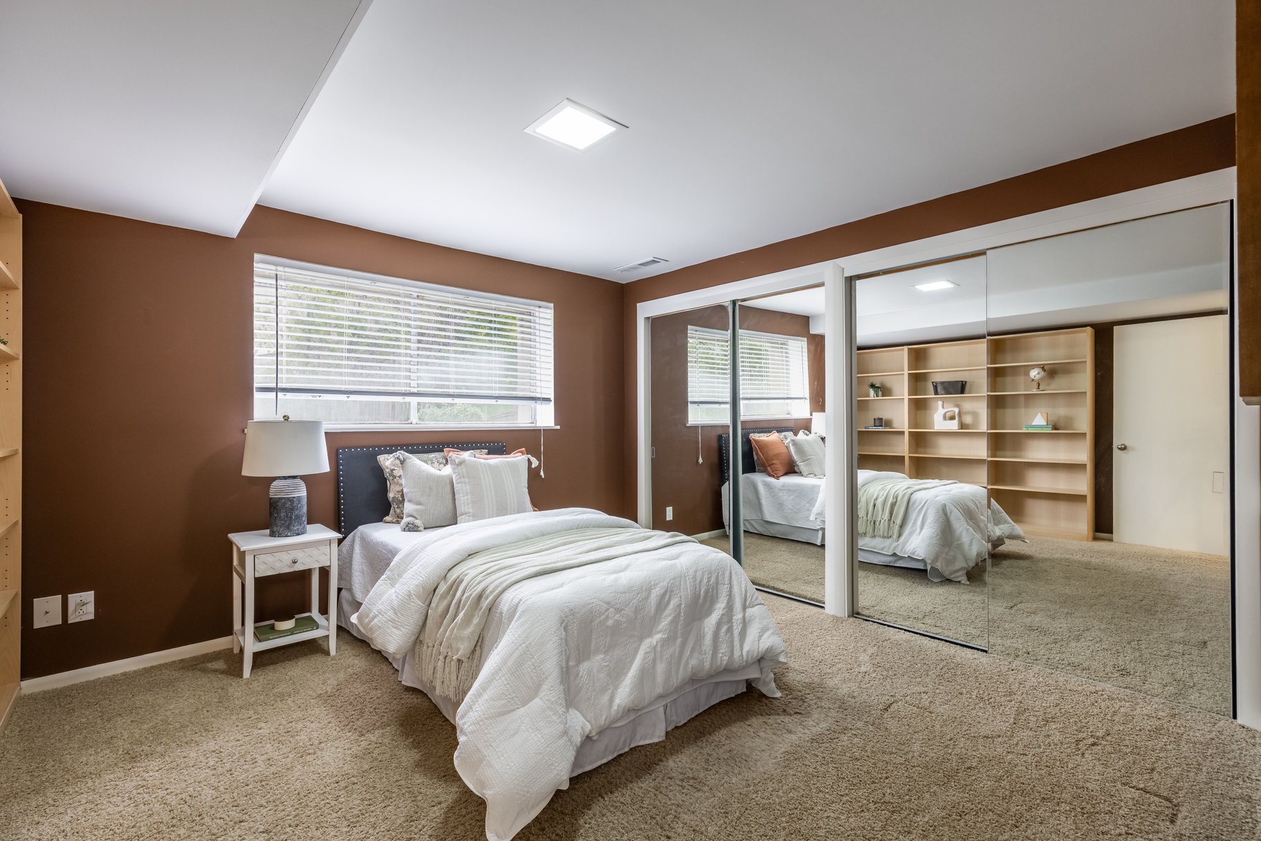  Elegant Contemporary Rambler in Sought After Neighborhood - 物件實景