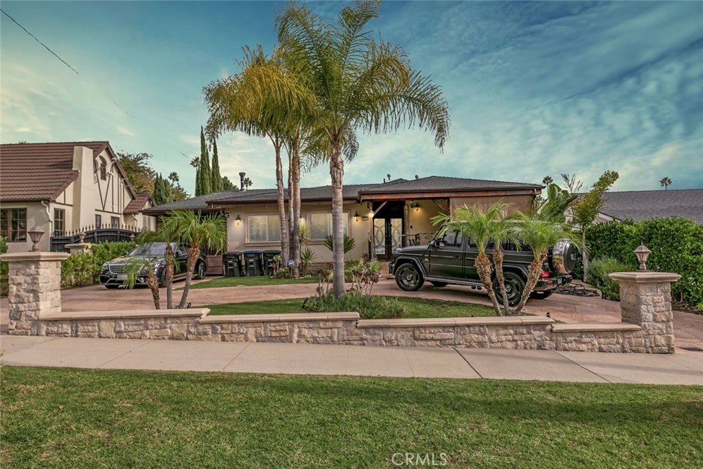 Glendale, California, 91201, United States, 4 Bedrooms Bedrooms, ,5 BathroomsBathrooms,Residential,For Sale,1969452