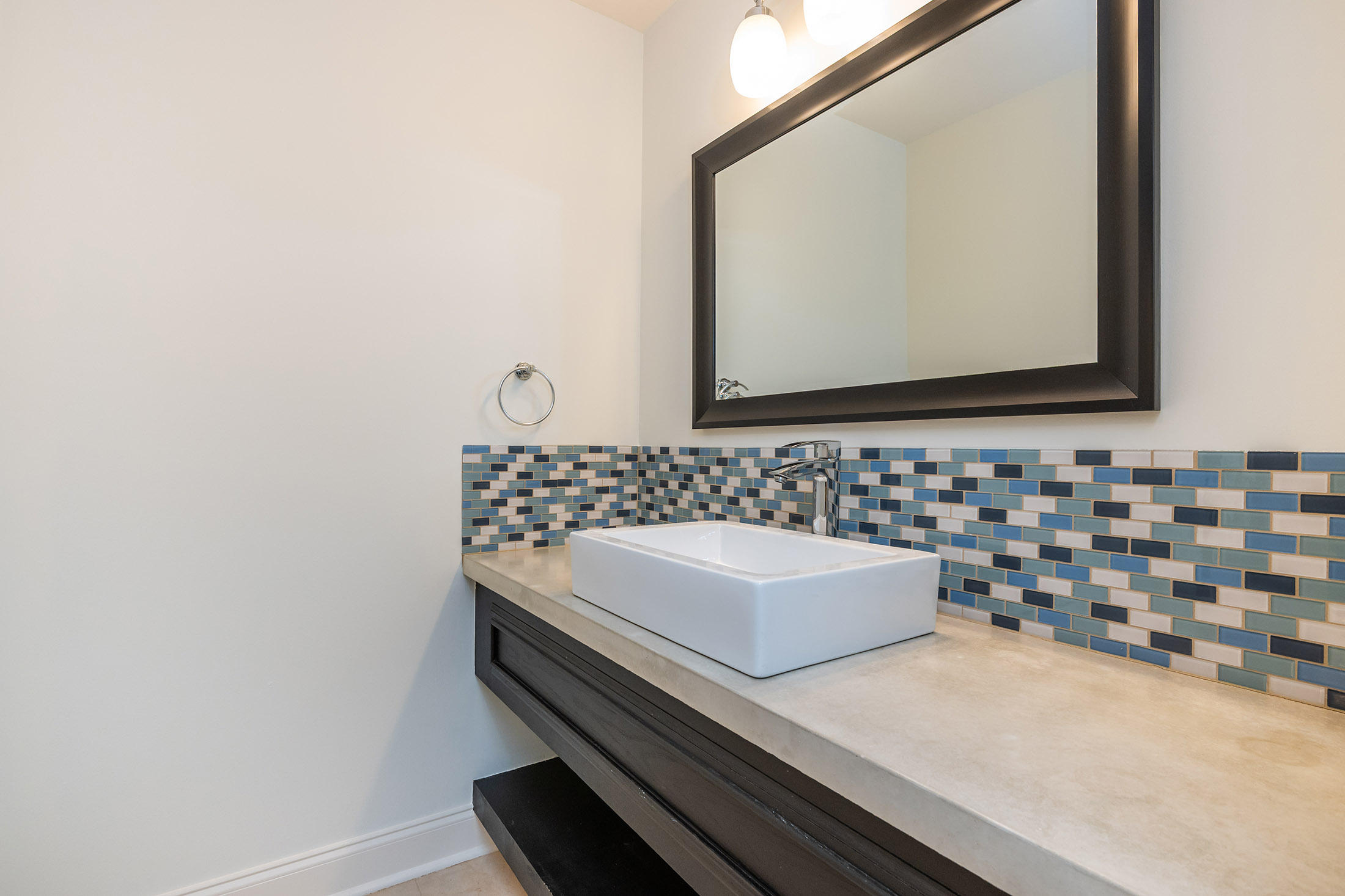  Thoughtfully Renovated Contemporary Home - 物件實景