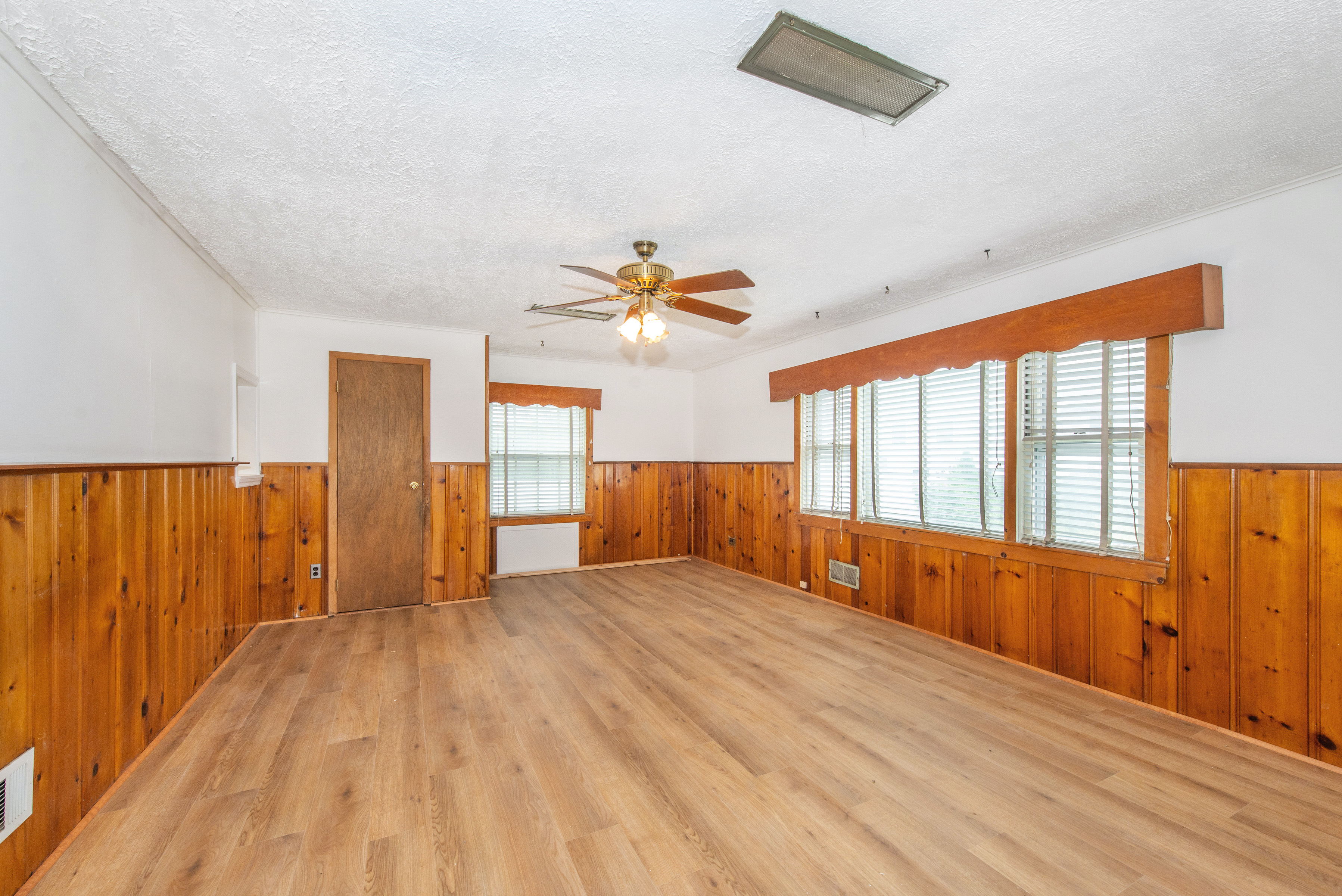 Nutley, New Jersey, 07110, United States, 3 Bedrooms Bedrooms, ,2 BathroomsBathrooms,Residential,For Sale,1977150