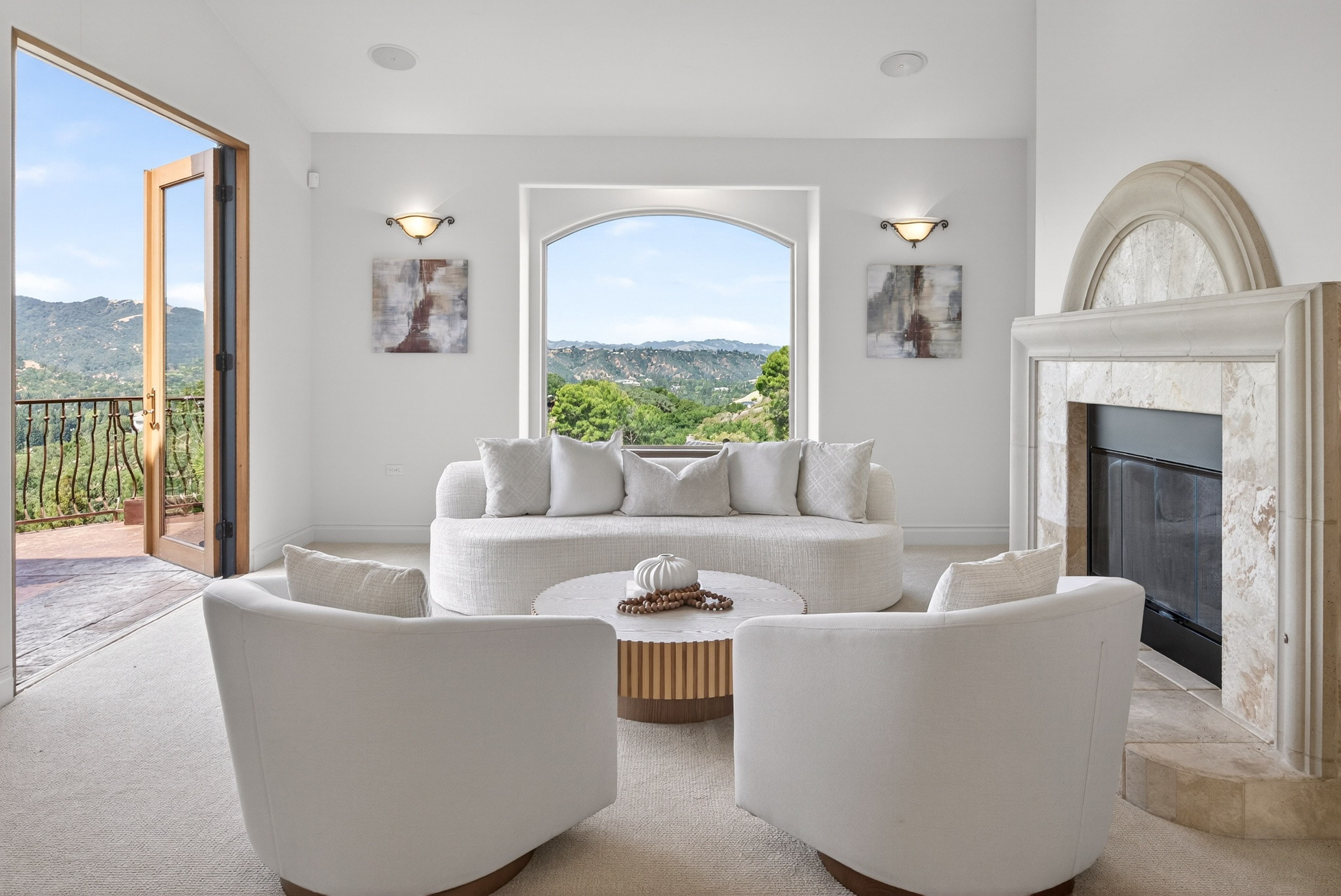  An Extraordinary Round Hill Estate Defined by Privacy, Views, and Sophistication - 物件實景