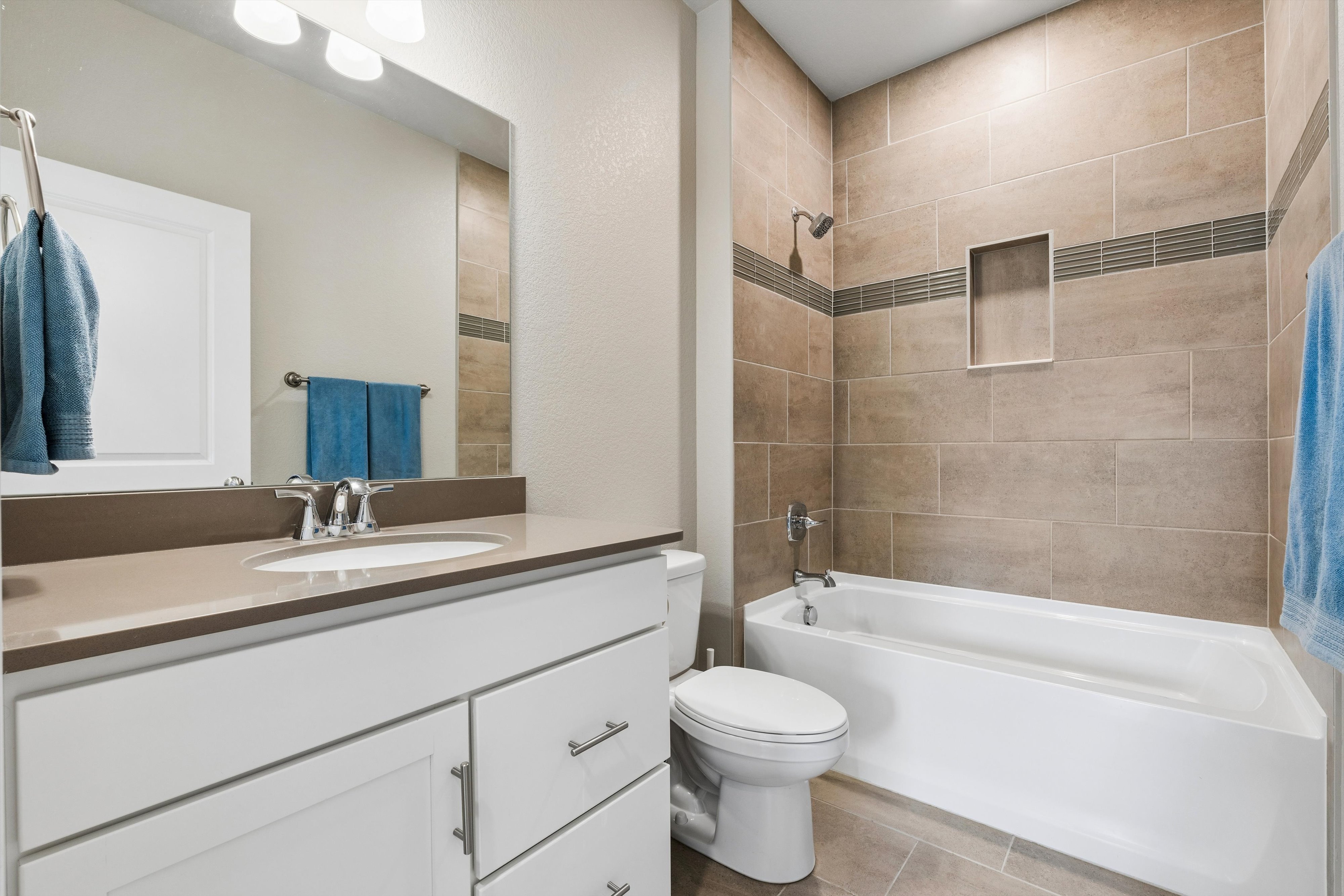  Beautifully Maintained 3-Bed, 3-Bath End Unit Home with an Attached 2-Car Garage - 物件實景