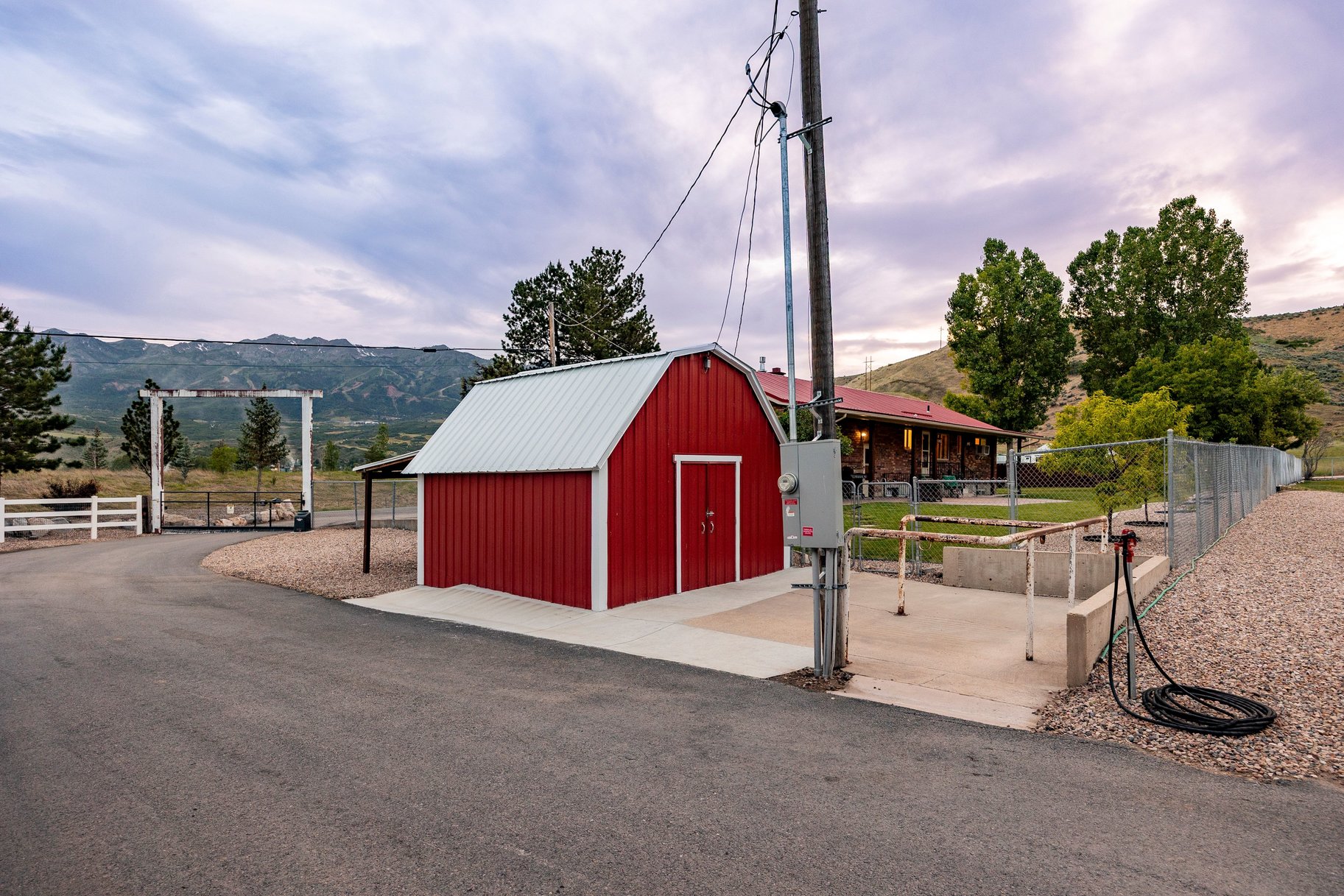  Incredibly Well-Maintained Horse Property with Indoor Arena & Views - 物件實景