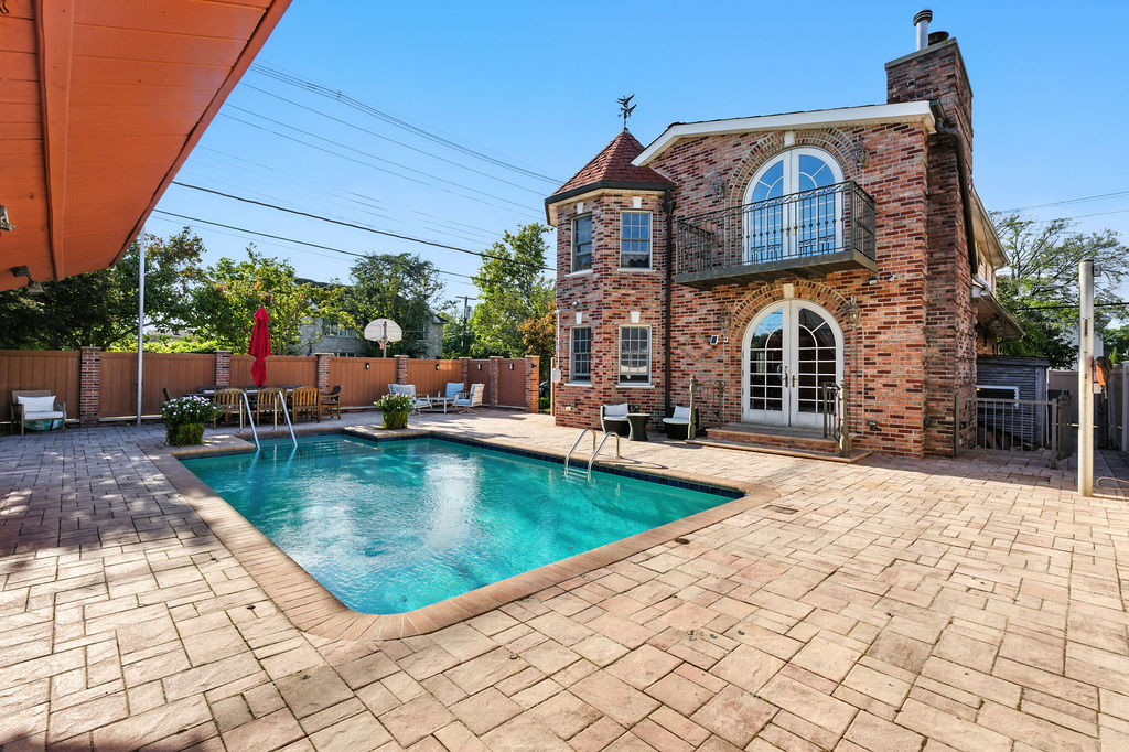 Howard Beach, New York, 11414, United States, 4 Bedrooms Bedrooms, ,4 BathroomsBathrooms,Residential,For Sale,1984168