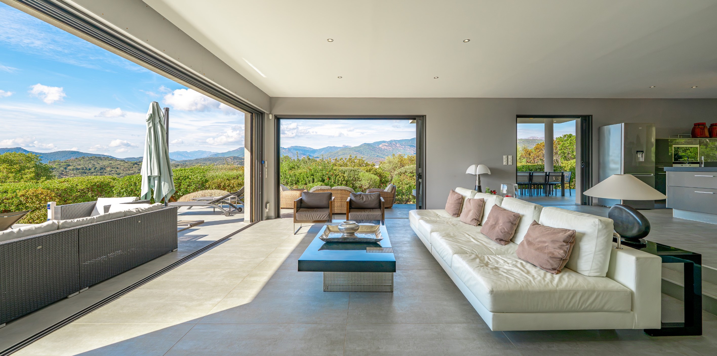  Contemporary 300 sqm villa with a mirror pool in Pinarello – 5 suites - 物件實景