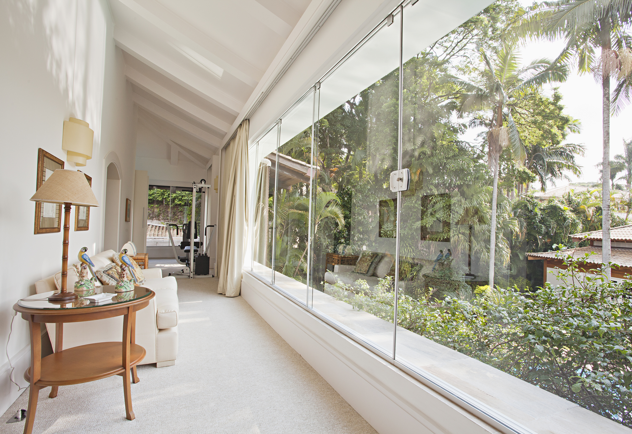  Architectural project by Marcos Tomanik with pool and garage for 16 cars - 物件實景