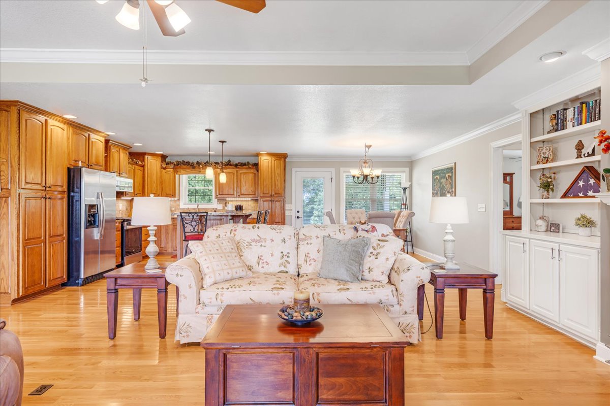 Winchester, Tennessee, 37398, United States, 4 Bedrooms Bedrooms, ,2 BathroomsBathrooms,Residential,For Sale,1921635