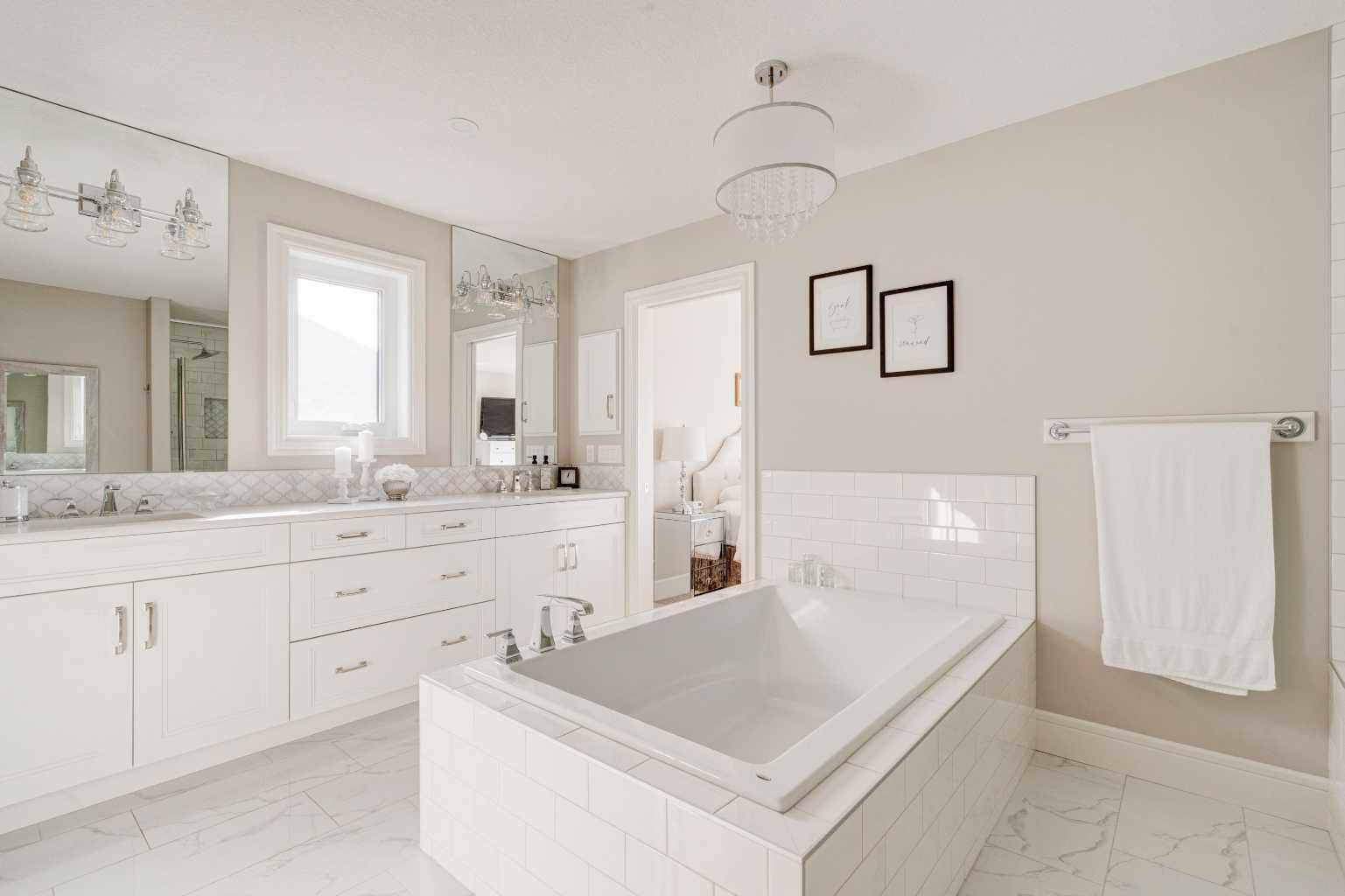 CALGARY, Alberta, T2X 2E1, CA, 4 Bedrooms Bedrooms, ,3 BathroomsBathrooms,Residential,For Sale,1987816