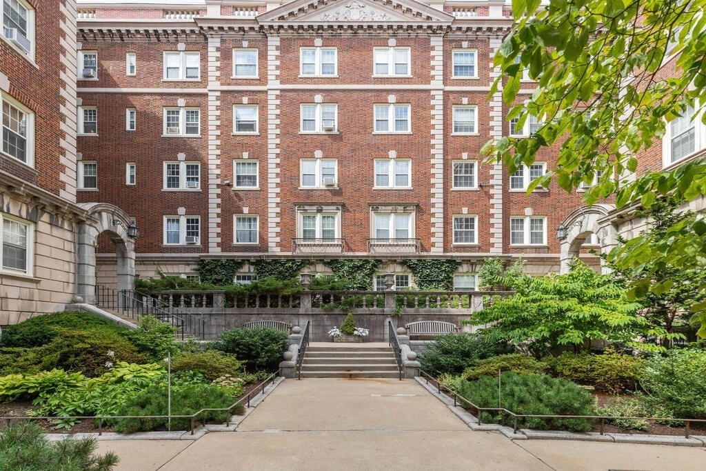 Cambridge, Massachusetts, 02140, United States, 2 Bedrooms Bedrooms, ,1 BathroomBathrooms,Residential,For Sale,1942143