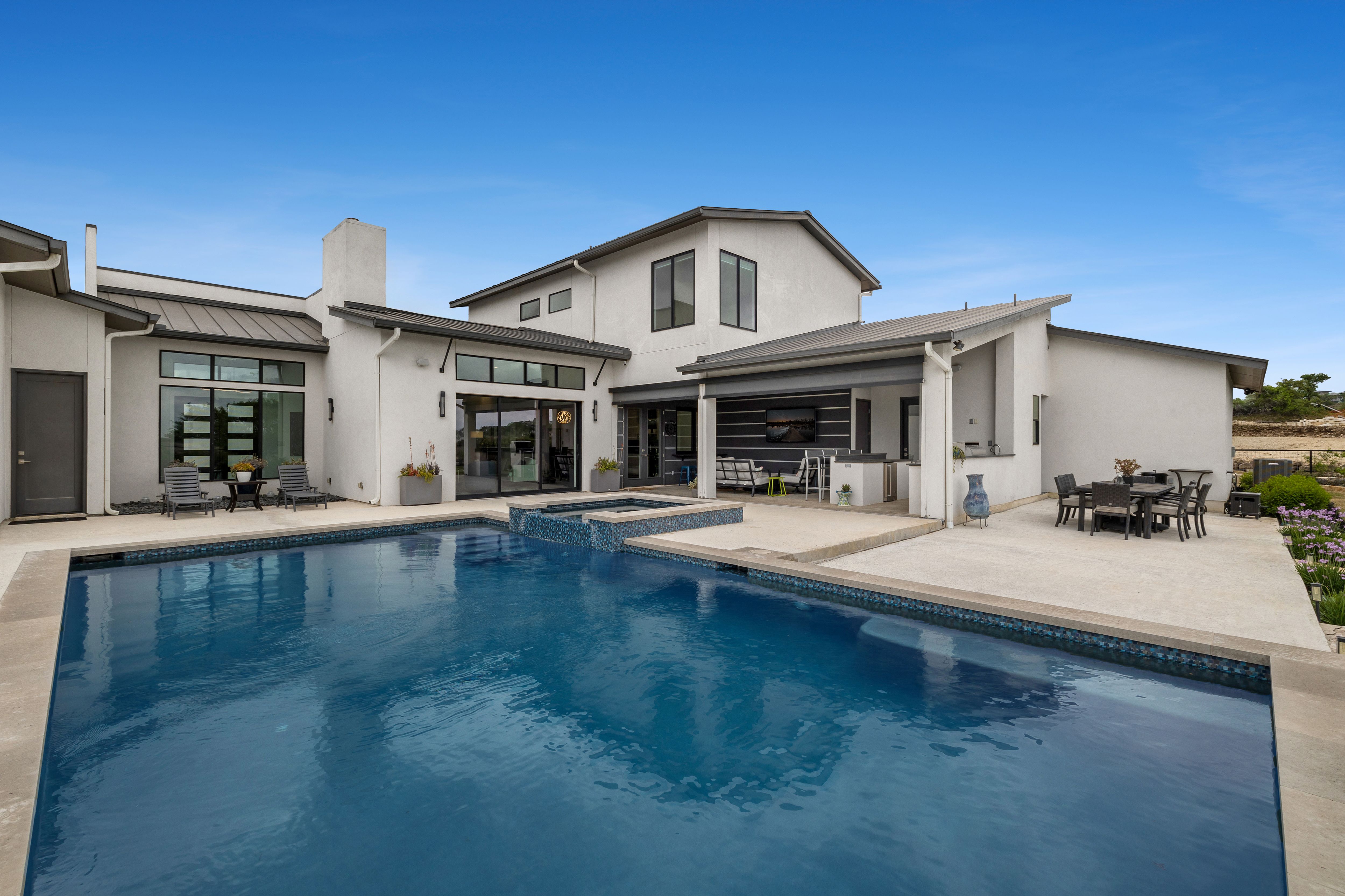  Custom Contemporary with Designer Finishes - 物件實景