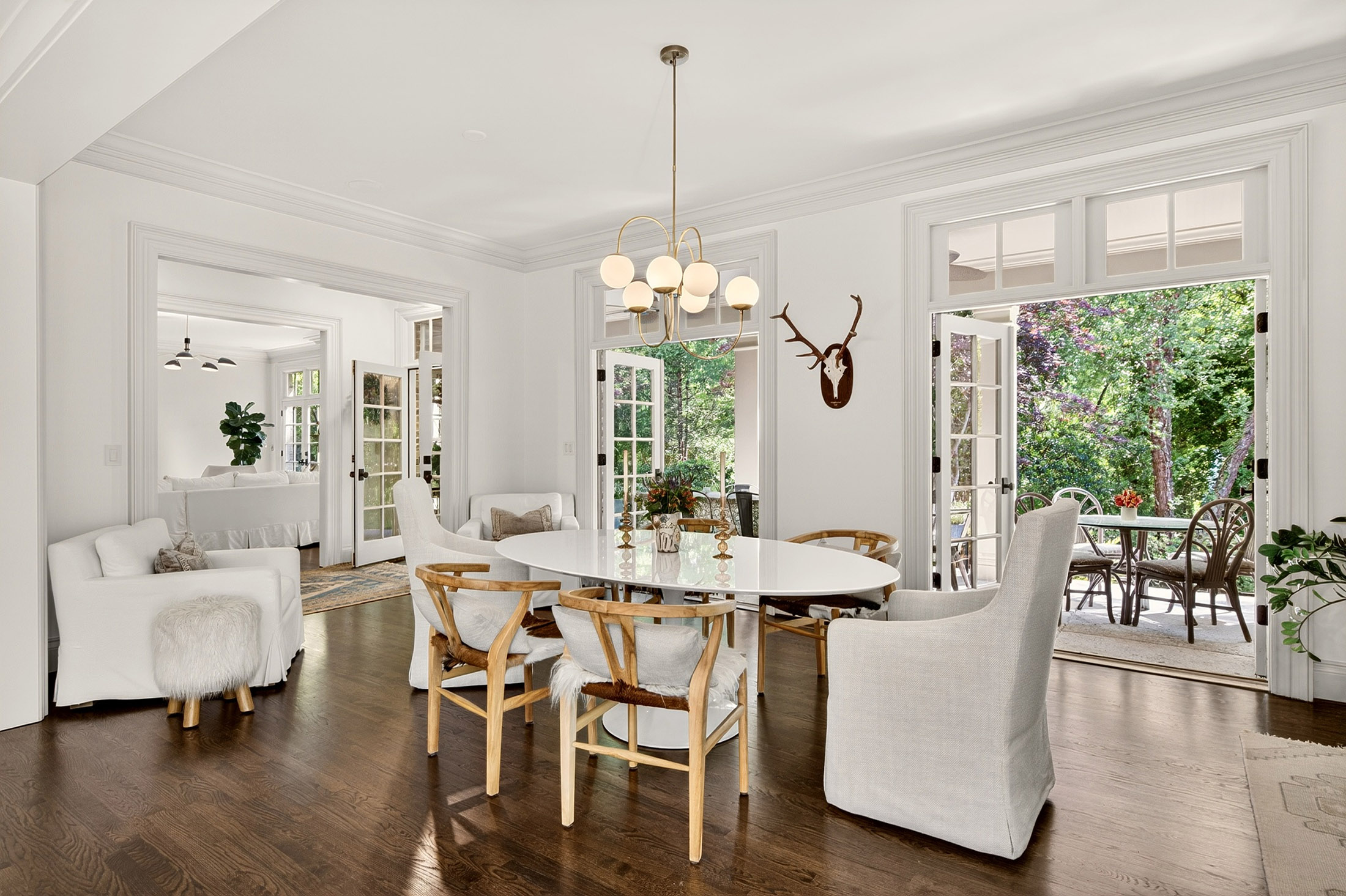  Exceptional Estate with Pool Nestled on 2+/- Private Acres Near Chastain Park - 物件實景